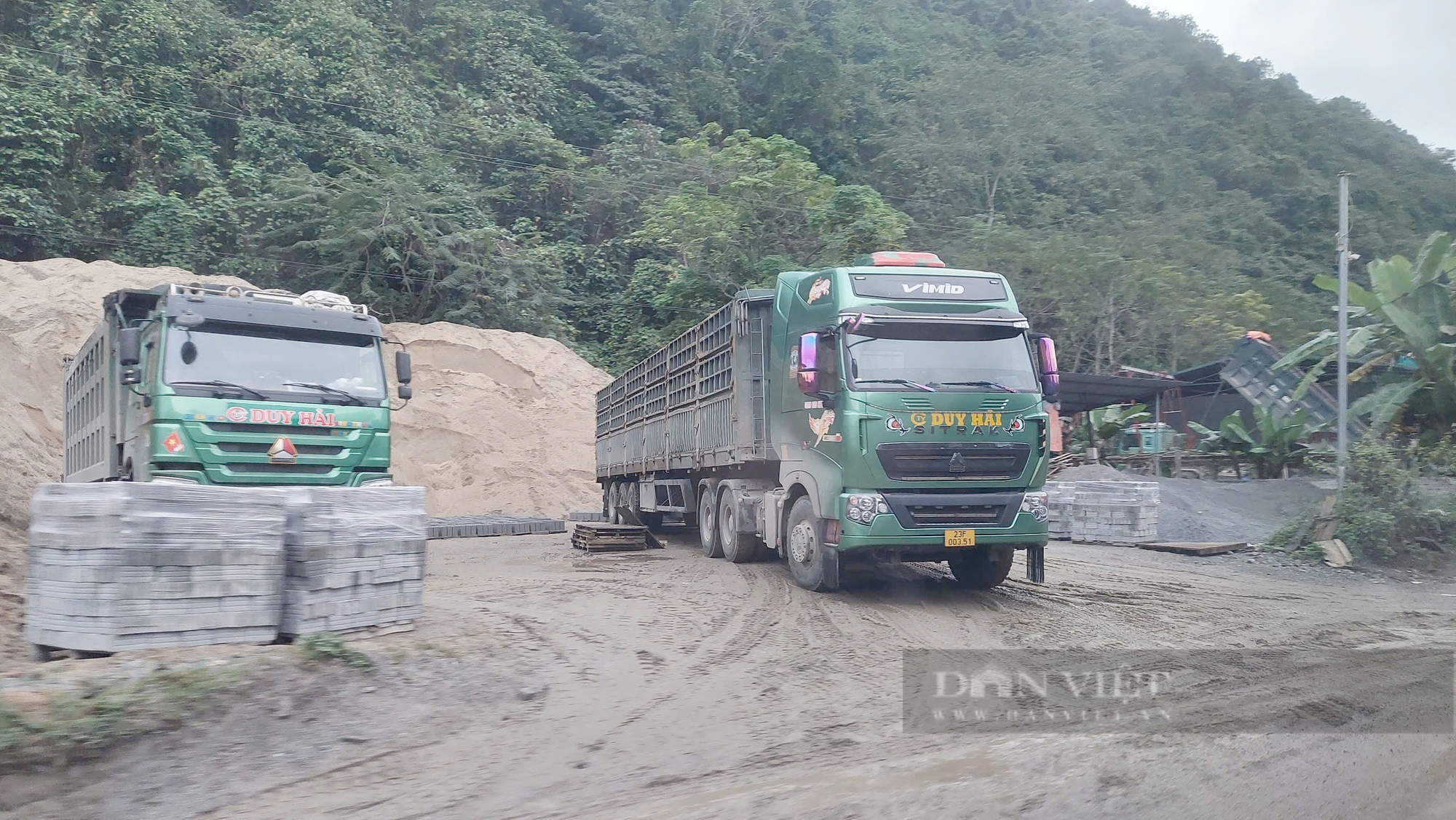 Hà Giang: Nhà xưởng, bãi tập kết vật liệu xây dựng, công trình “khủng” xây dựng trái phép trên Quốc lộ 4C   - Ảnh 5.