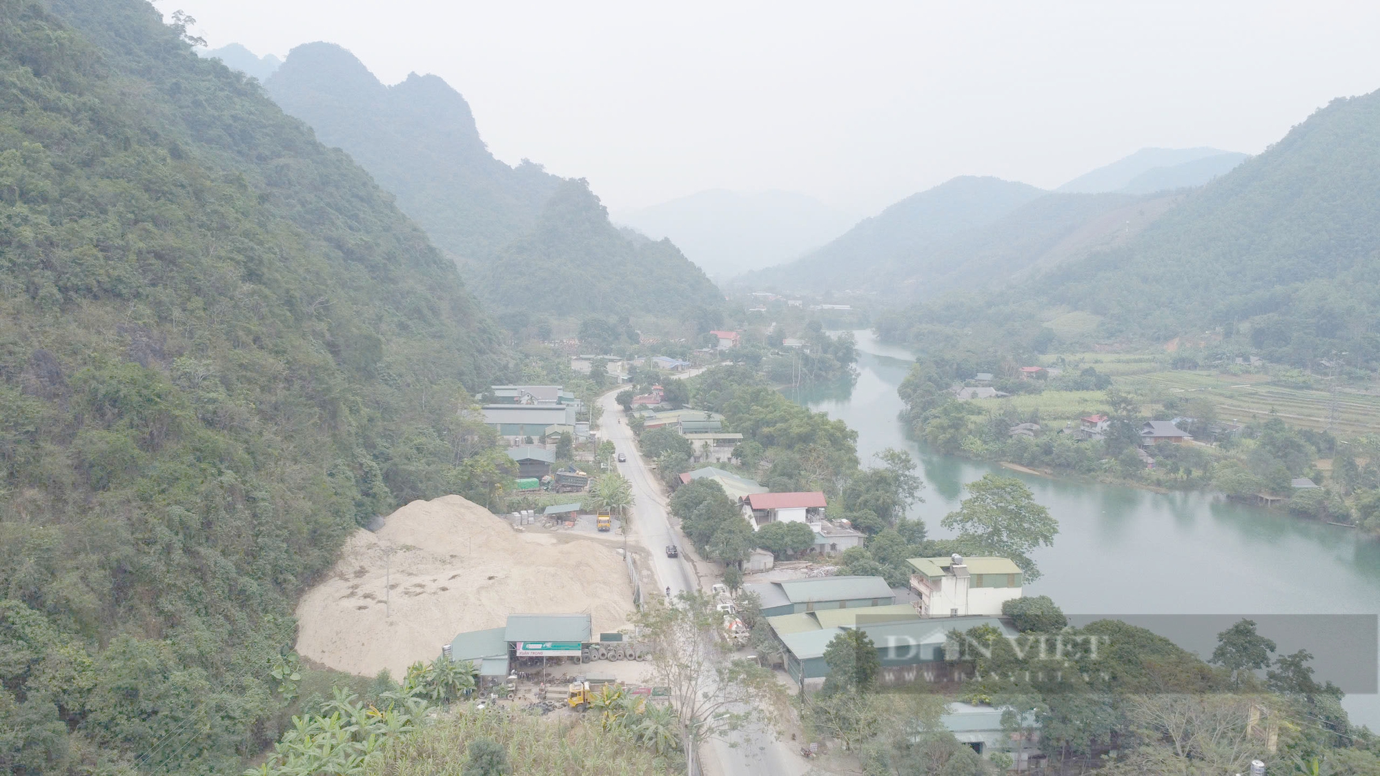 Hà Giang: Nhà xưởng, bãi tập kết vật liệu xây dựng, công trình “khủng” xây dựng trái phép trên Quốc lộ 4C   - Ảnh 4.