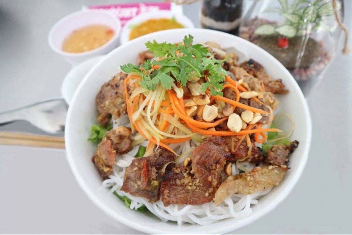 Món ăn đặc sản ở Huế: Phong vị của bún thịt nướng Huế khác hẳn so với các nơi khác- Ảnh 2.