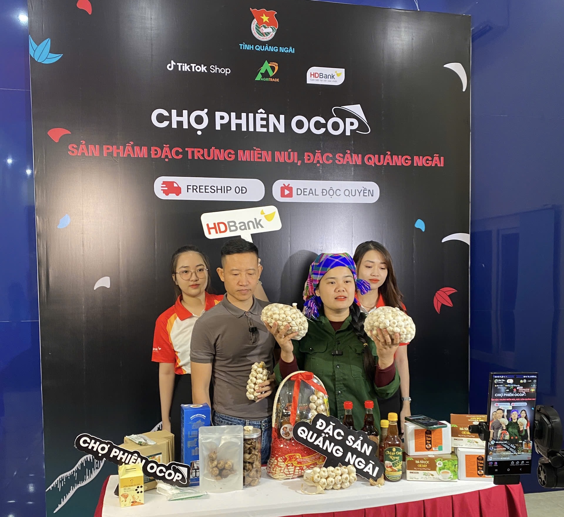 Chỉ 2 phút livestream bán trên TikTok, 100kg tỏi Lý Sơn đã được chốt đơn hết veo - Ảnh 1.