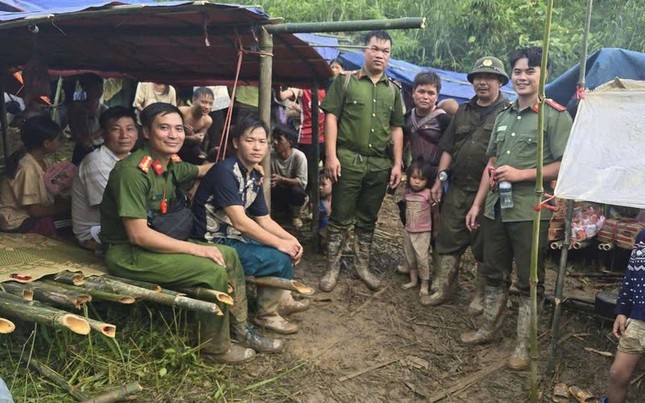 Kêu gọi người dân lên núi lánh nạn, trưởng thôn ở Lào Cai được vinh danh tại Lễ Tuyên dương năm 2024 - Ảnh 2.