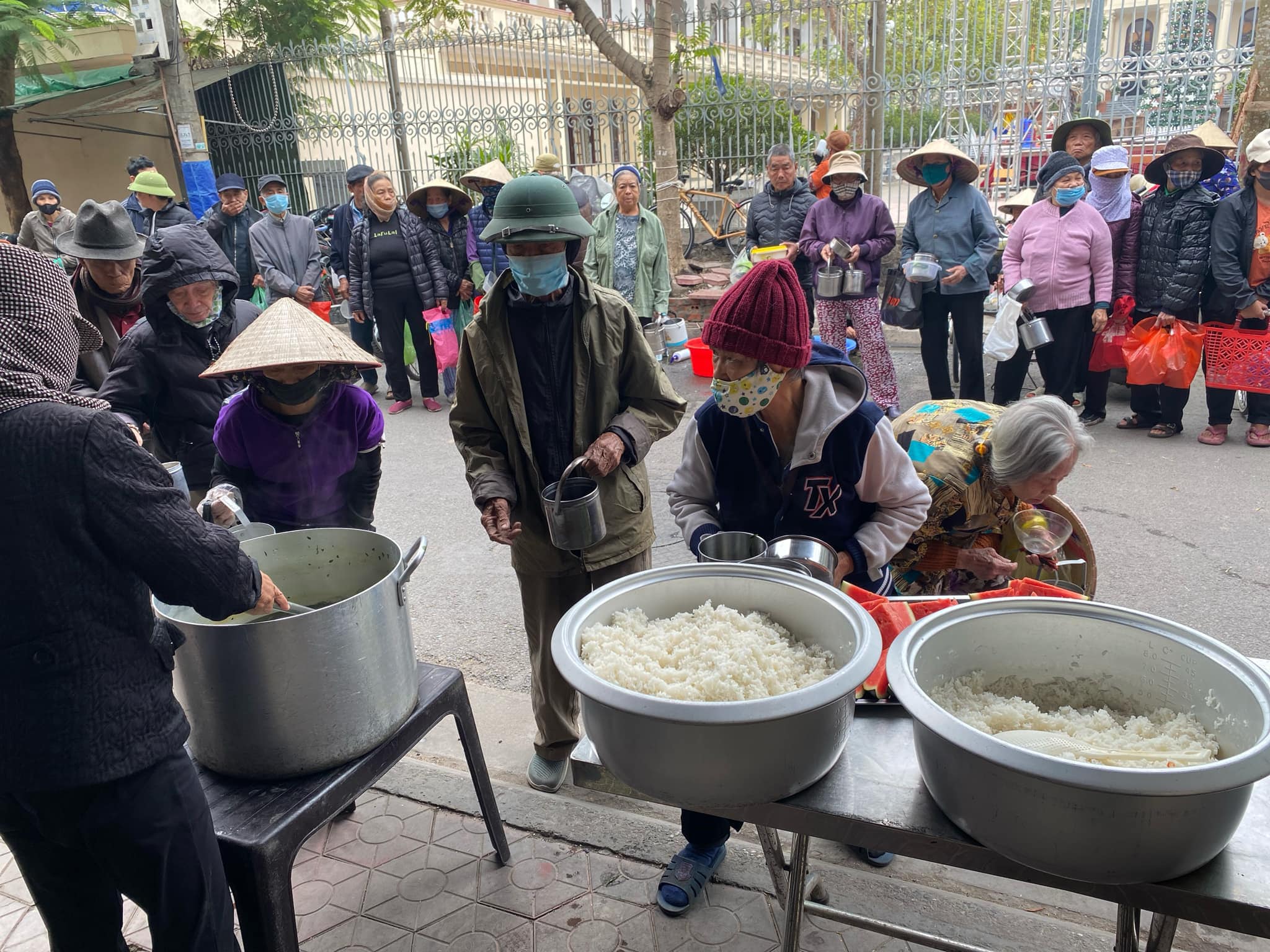 Ngỡ ngàng trước những bình hoa “khủng” của người phụ nữ đất Cảng có tấm lòng nhân hậu - Ảnh 7.