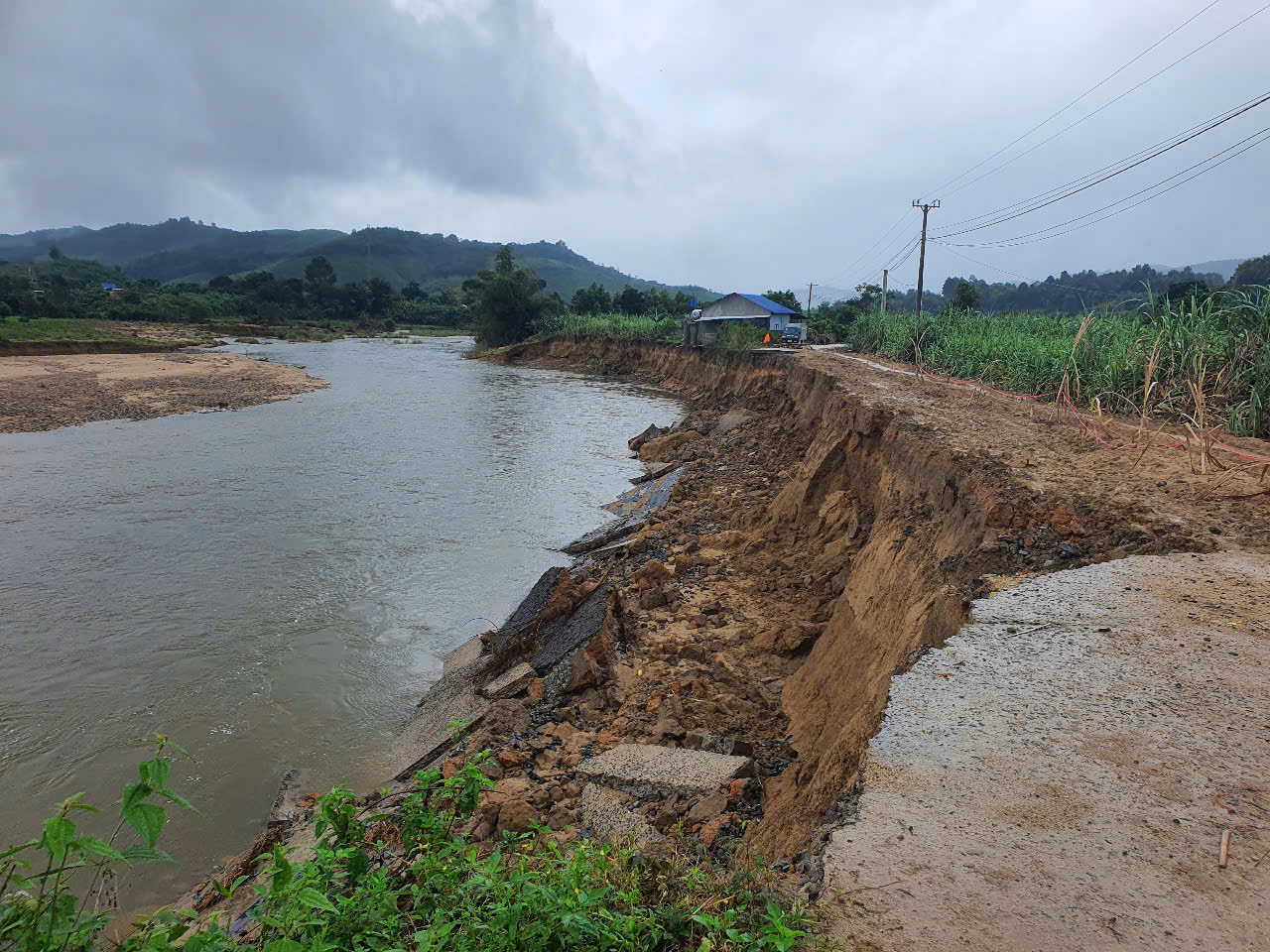 Khánh Hòa: Mưa lớn làm sạt lở đường, hàng trăm người dân đồng bào Raglai có nguy cơ bị cô lập- Ảnh 4.