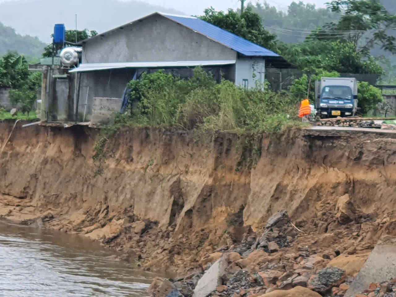 Khánh Hòa: Mưa lớn làm sạt lở đường, hàng trăm người dân đồng bào Raglai có nguy cơ bị cô lập- Ảnh 1.