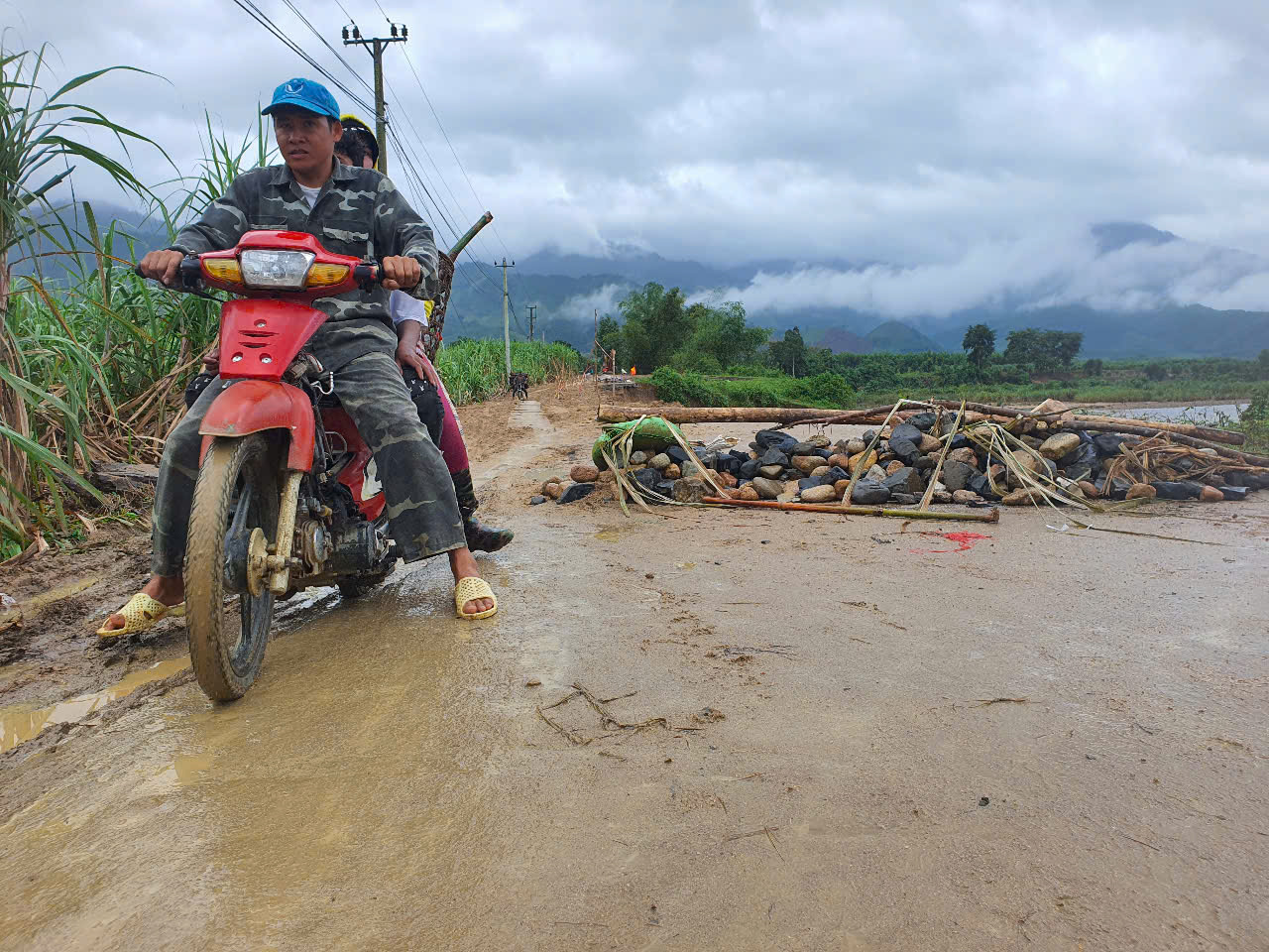 Khánh Hòa: Mưa lớn làm sạt lở đường, hàng trăm người dân đồng bào Raglai có nguy cơ bị cô lập- Ảnh 2.