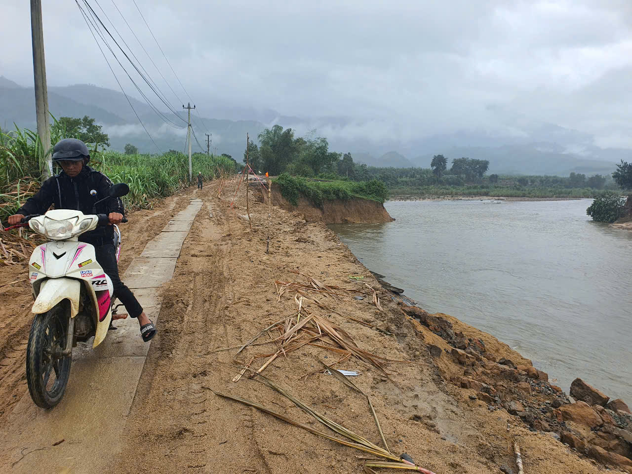 Khánh Hòa: Mưa lớn làm sạt lở đường, hàng trăm người dân đồng bào Raglai có nguy cơ bị cô lập- Ảnh 3.