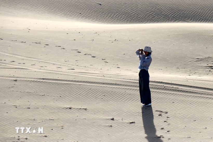 Tiểu sa mạc Sahara ở Ninh Thuận là một đồi cát cách Phan Rang-Tháp Chàm 7km, cảnh đẹp như phim- Ảnh 1.