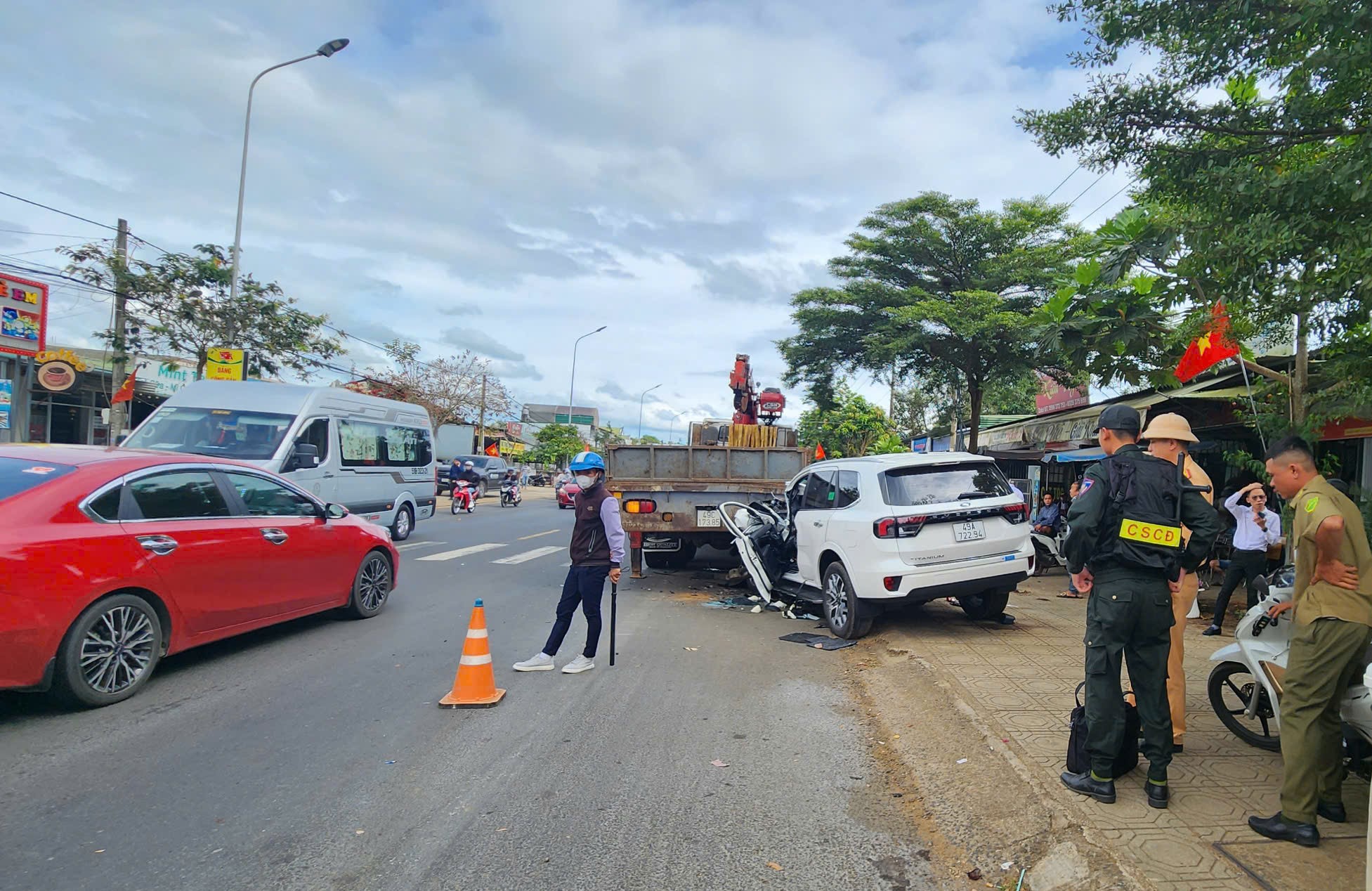 Tông vào xe tải đậu bên đường, người dân mất 15 phút đưa tài xế xe 7 chỗ ra ngoài - Ảnh 1.