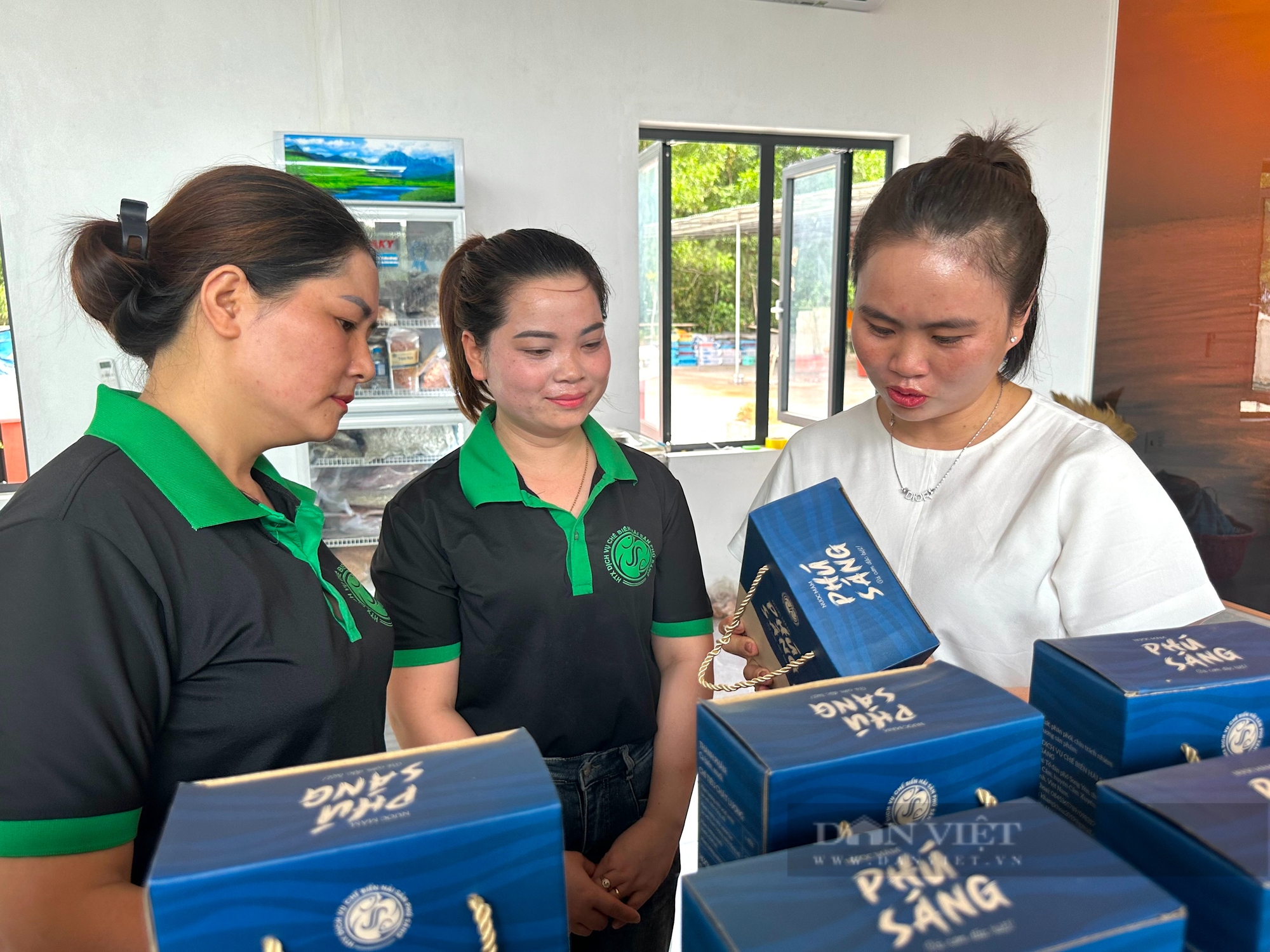 Sản phẩm OCOP Hà Tĩnh, nước mắm, cá, tôm, mực khô… vào mùa phục vụ Tết Nguyên đán - Ảnh 1.