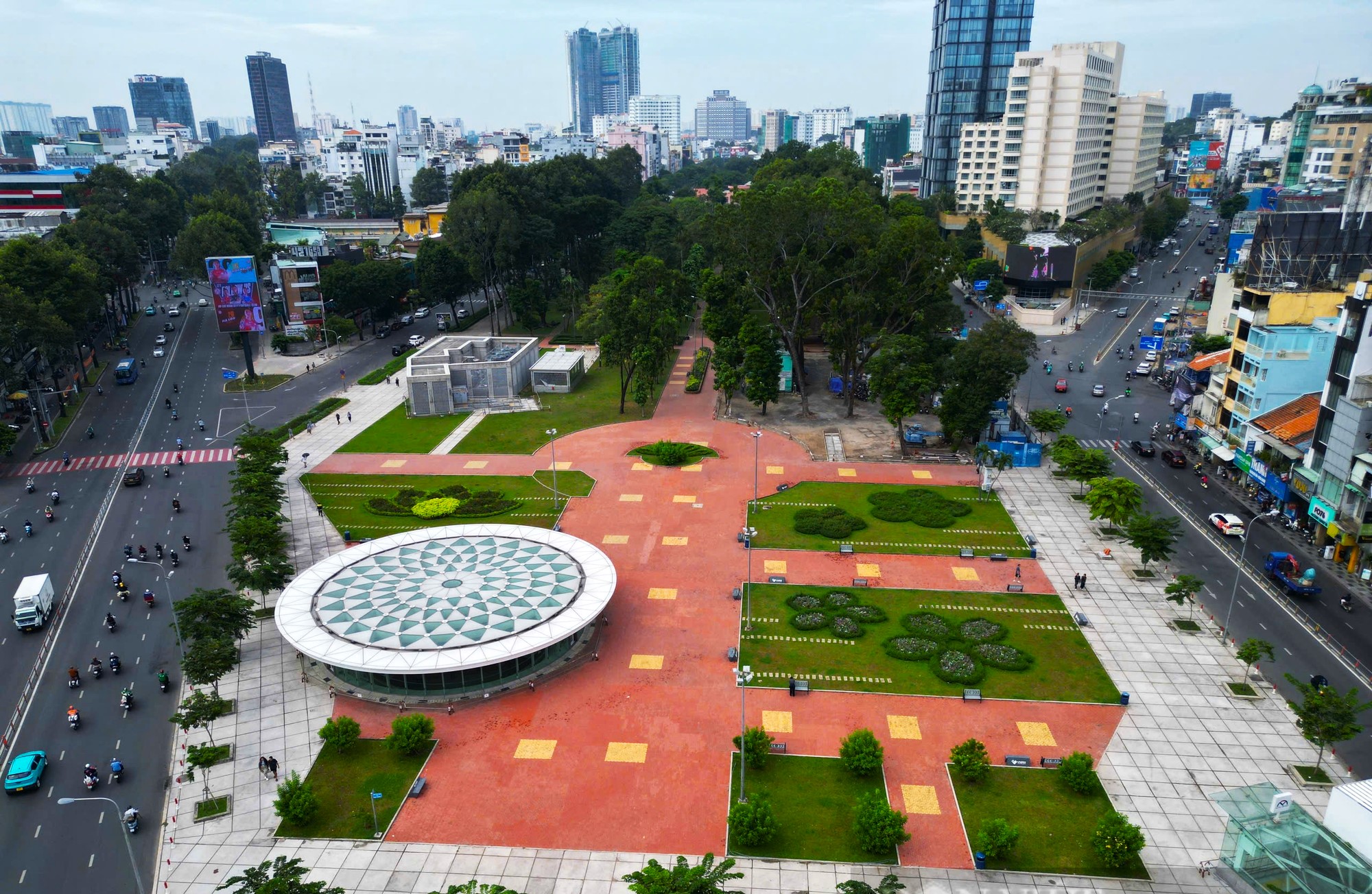 Khách đi metro gửi xe ngay công viên sát chợ Bến Thành  - Ảnh 1.