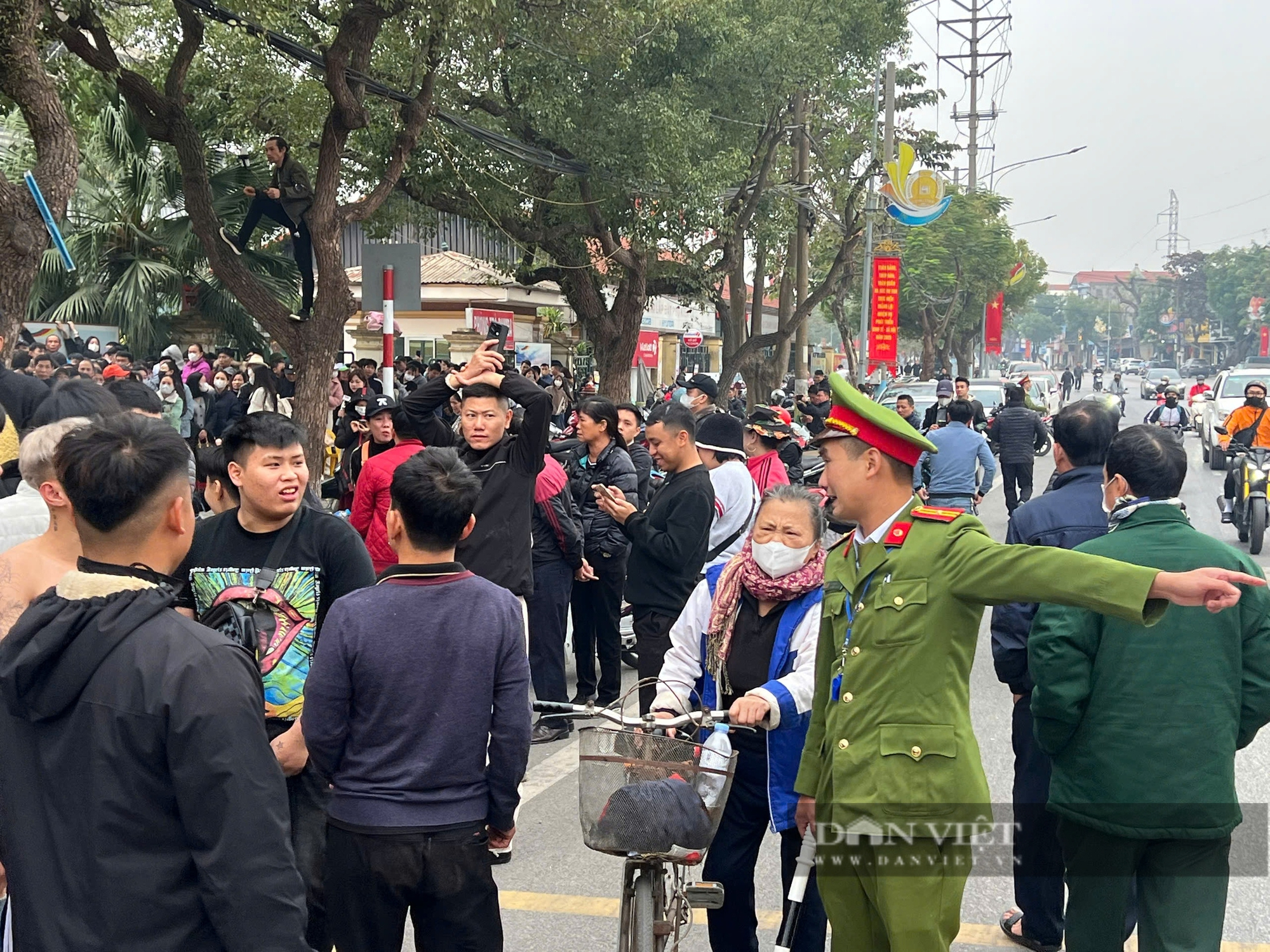 Trèo tường, vượt rào, xô đẩy "kinh hoàng" mua vé bán kết tại Việt Trì - Ảnh 4.