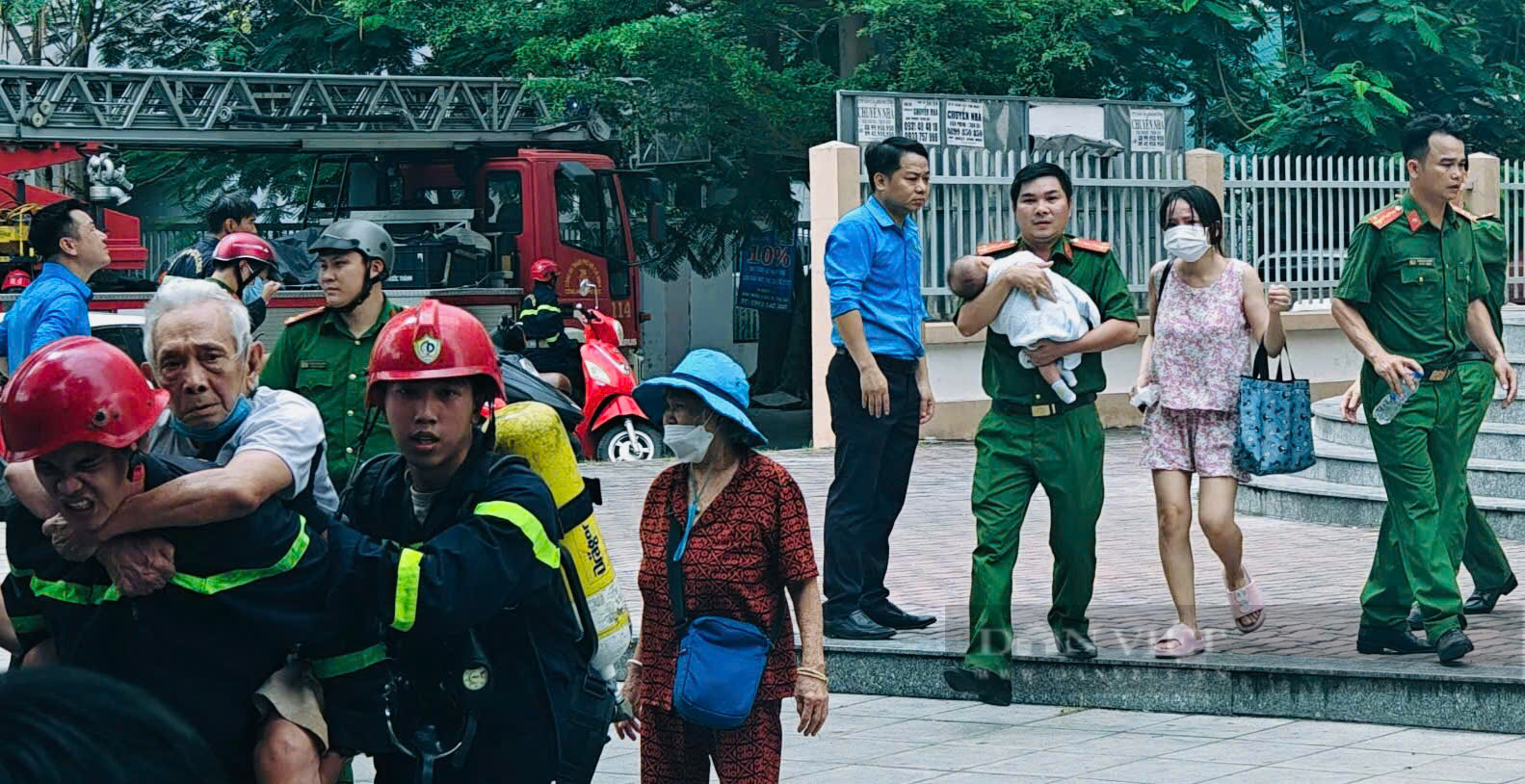 Cháy căn hộ chung cư HQC Bình Trưng Đông ở TP.Thủ Đức, nhiều người già, trẻ em được đưa ra ngoài - Ảnh 1.