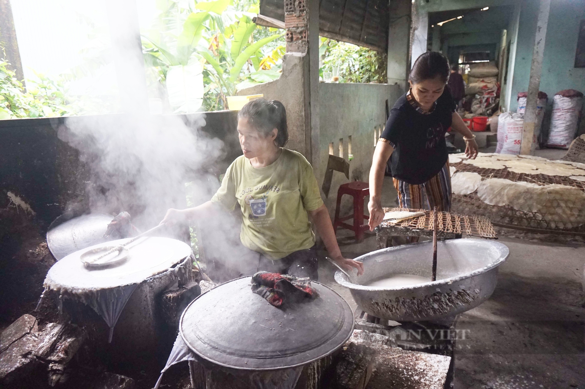 Người dân làng cổ ở Đà Nẵng đỏ lửa cả ngày đêm, chuẩn bị đặc sản bán dịp Tết - Ảnh 1.