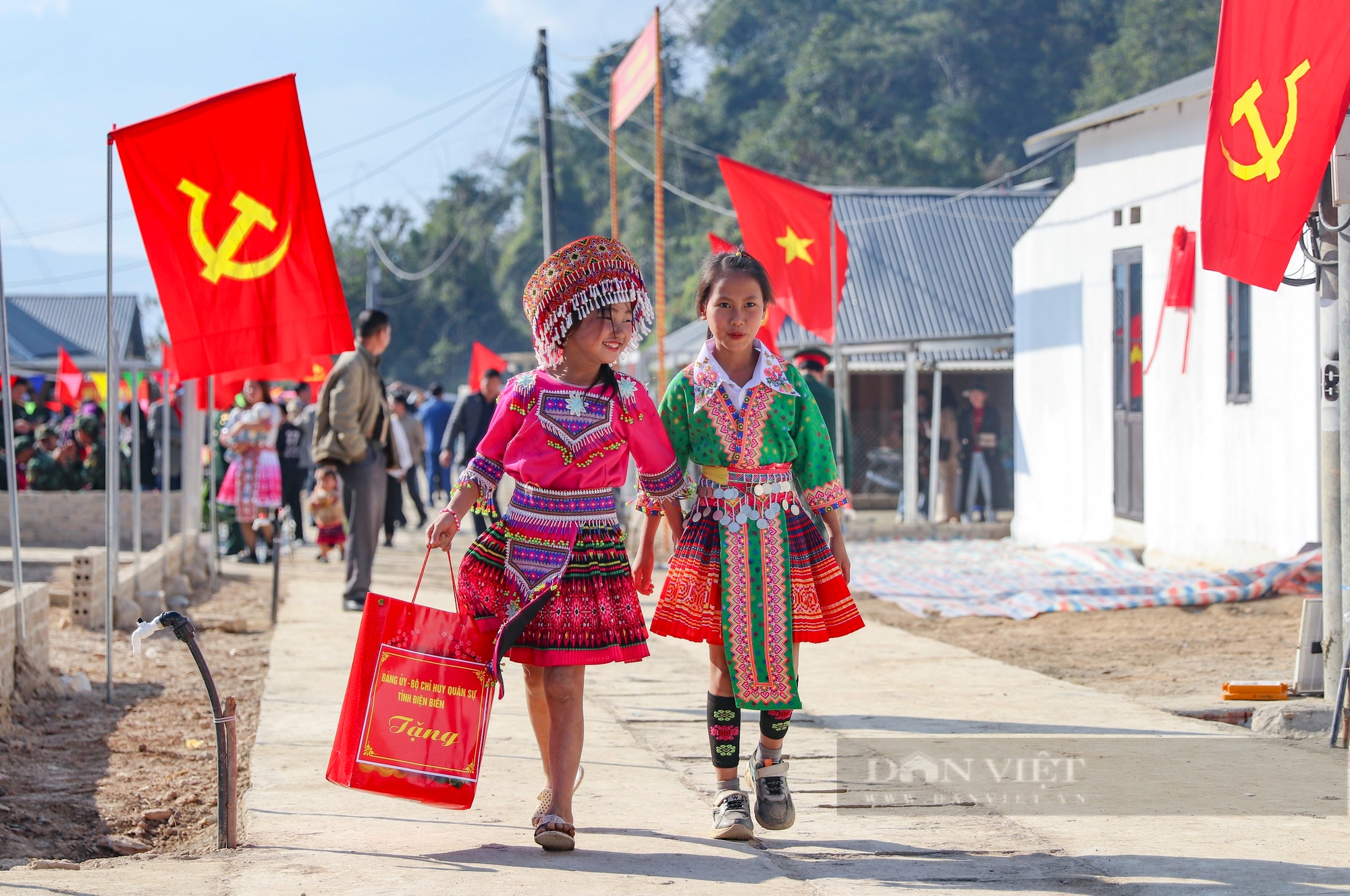 Điện Biên: Bàn giao 35 ngôi nhà cho người dân vùng lũ quét Mường Pồn - Ảnh 2.