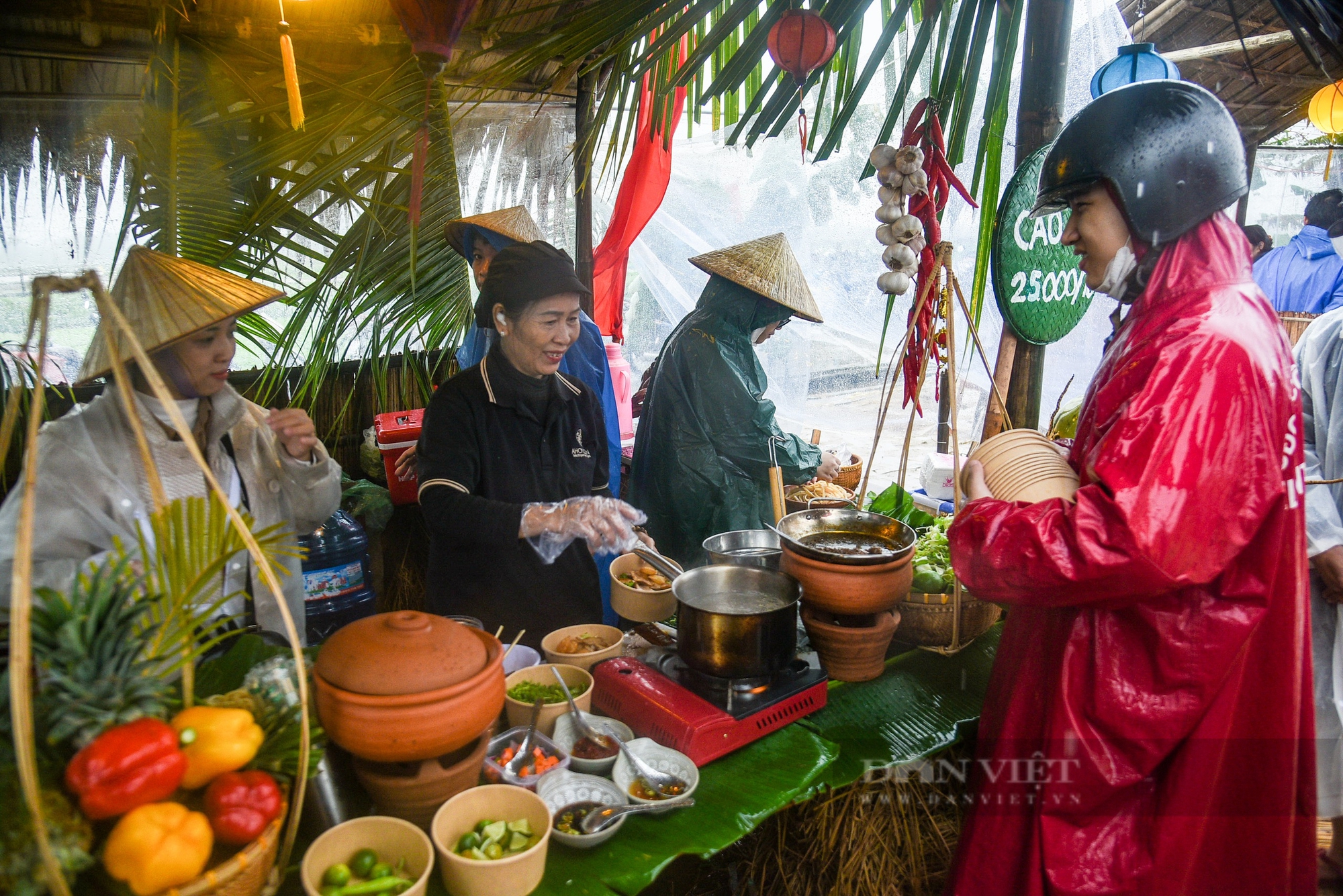 Khách Tây "đội mưa" trải nghiệm cày ruộng cùng nông dân Hội An- Ảnh 10.