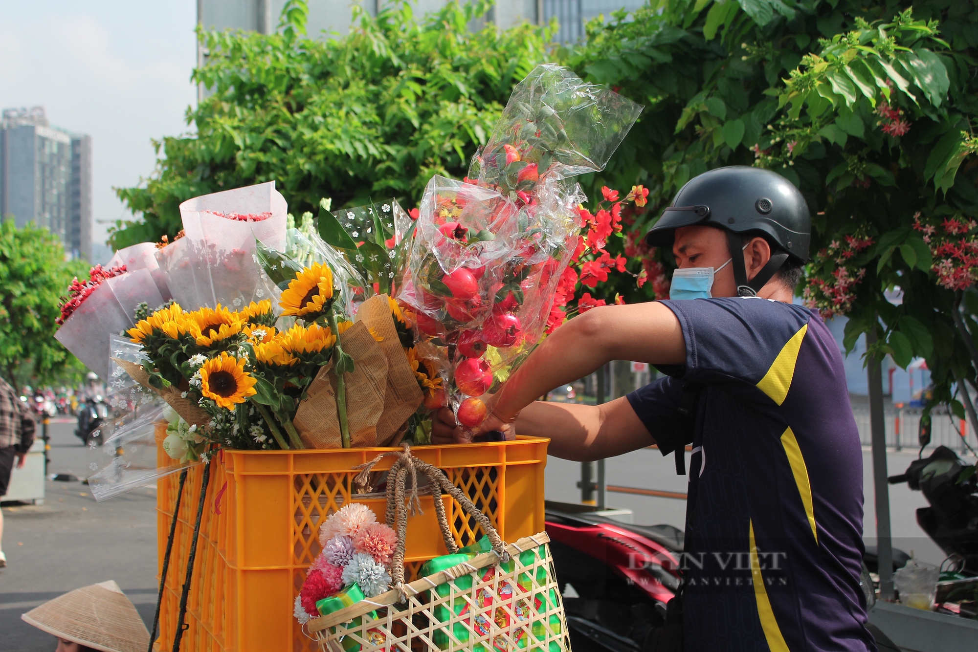 Hàng trăm "chị đẹp" xúng xính áo dài đổ về chợ Bến Thành chụp hình Tết - Ảnh 10.