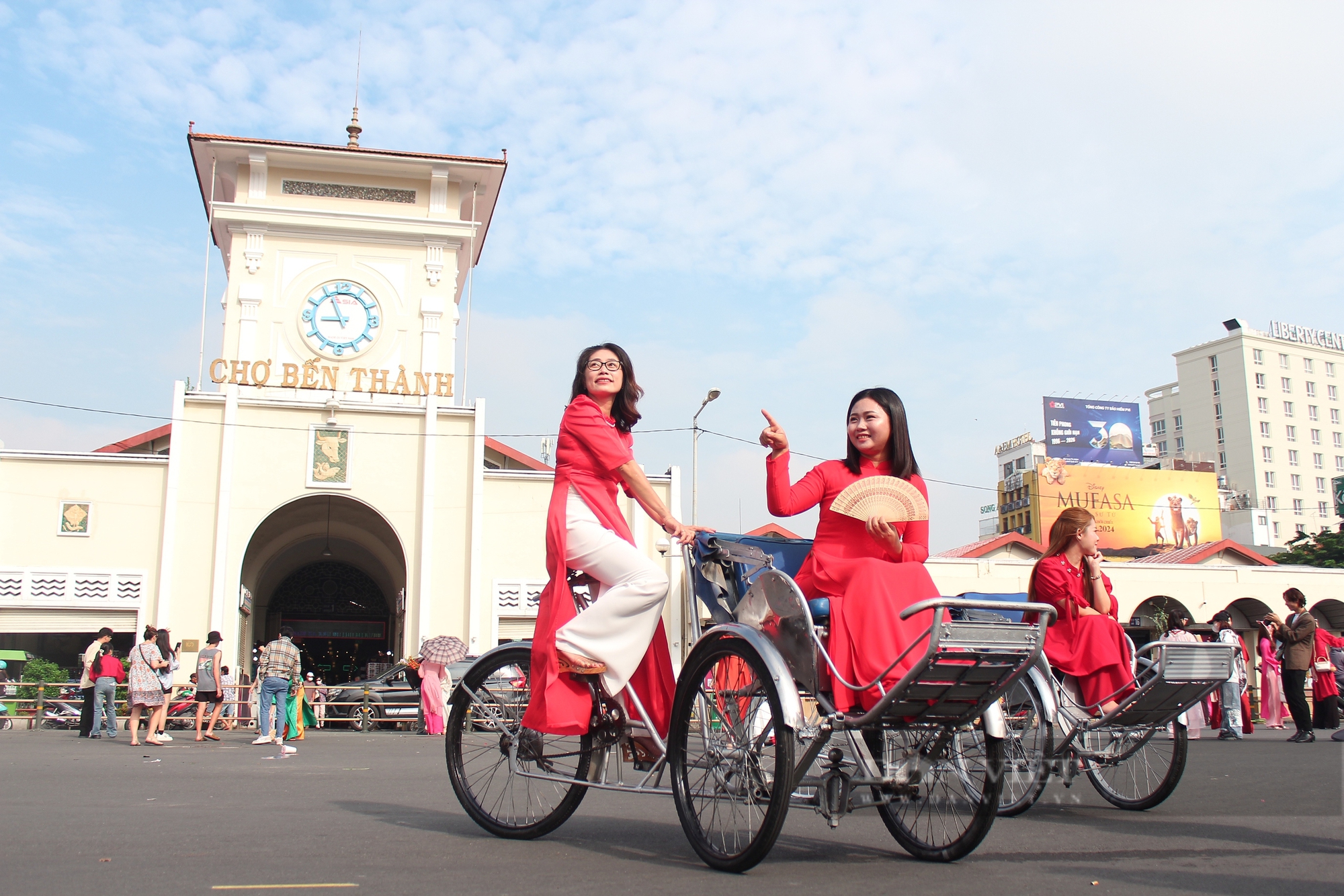 Hàng trăm "chị đẹp" xúng xính áo dài đổ về chợ Bến Thành chụp hình Tết - Ảnh 1.