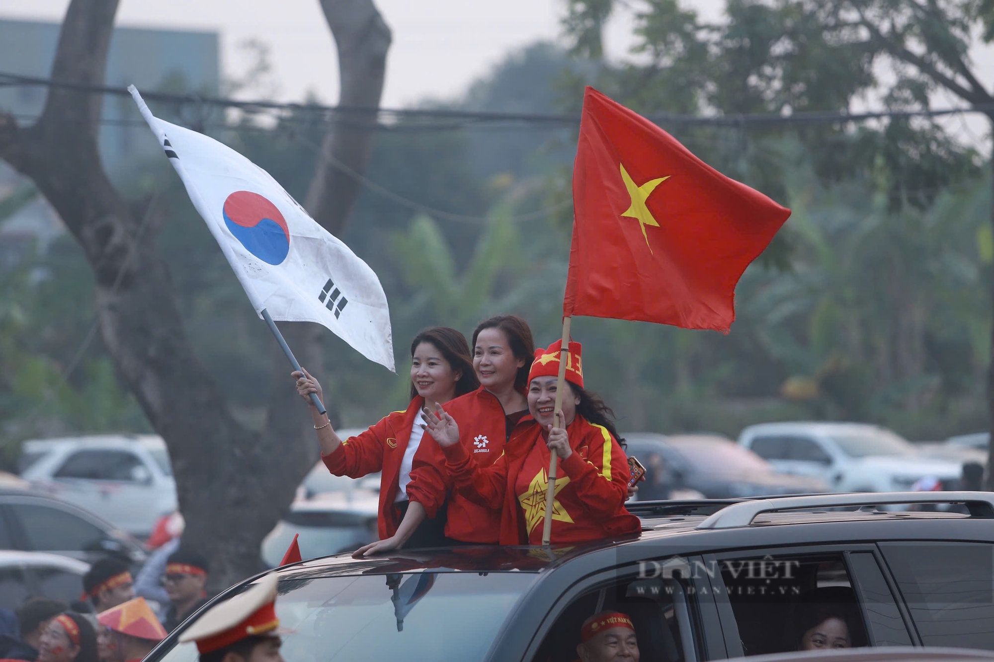 Hàng nghìn CĐV Việt Nam kéo về sân Việt Trì cổ vũ thầy trò HLV Kim Sang-sik - Ảnh 5.