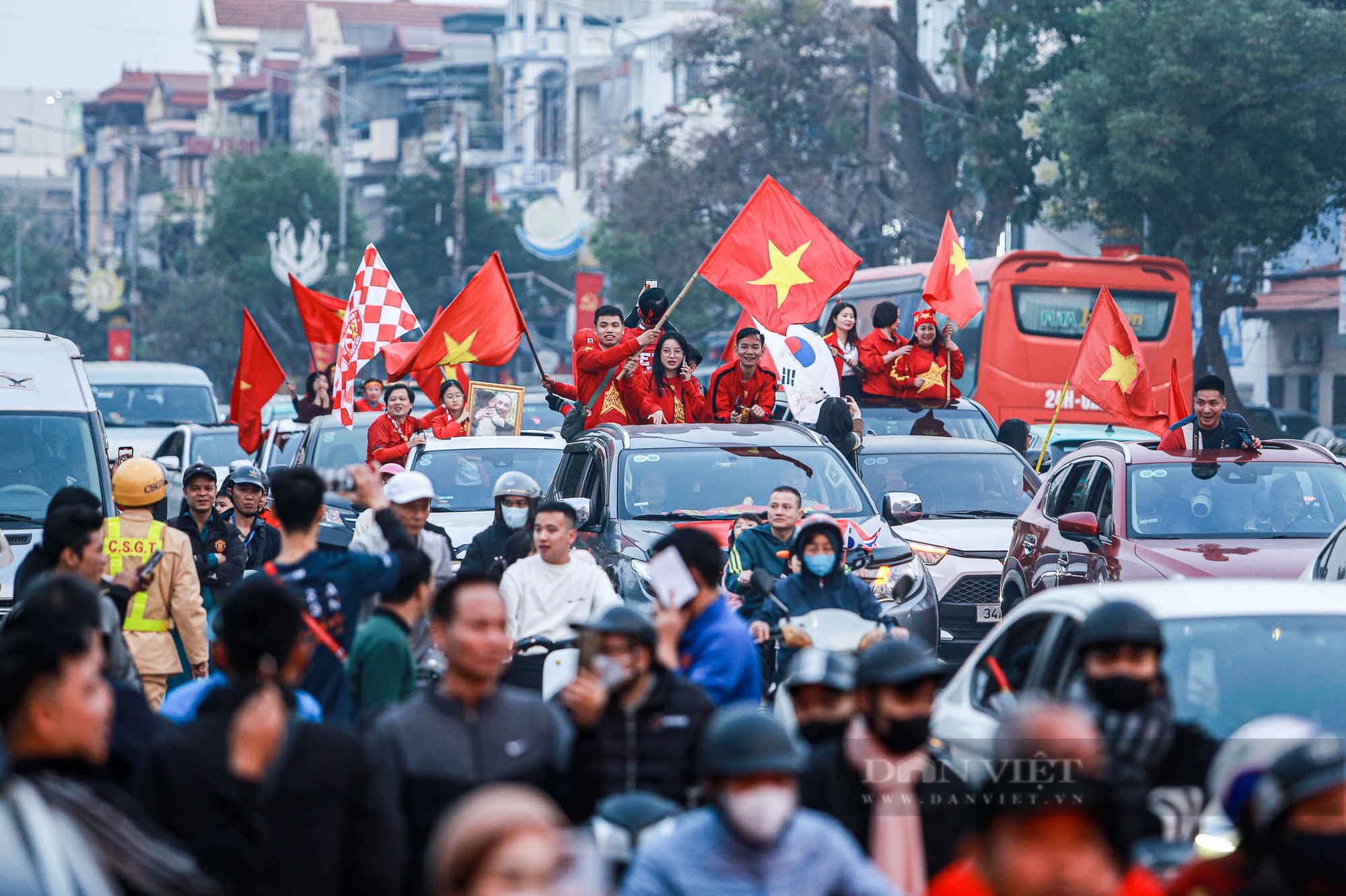 Cổ động viên đốt pháo sáng, diễu hành quanh sân vận động Việt Trì cổ vũ đội tuyển Việt Nam- Ảnh 3.