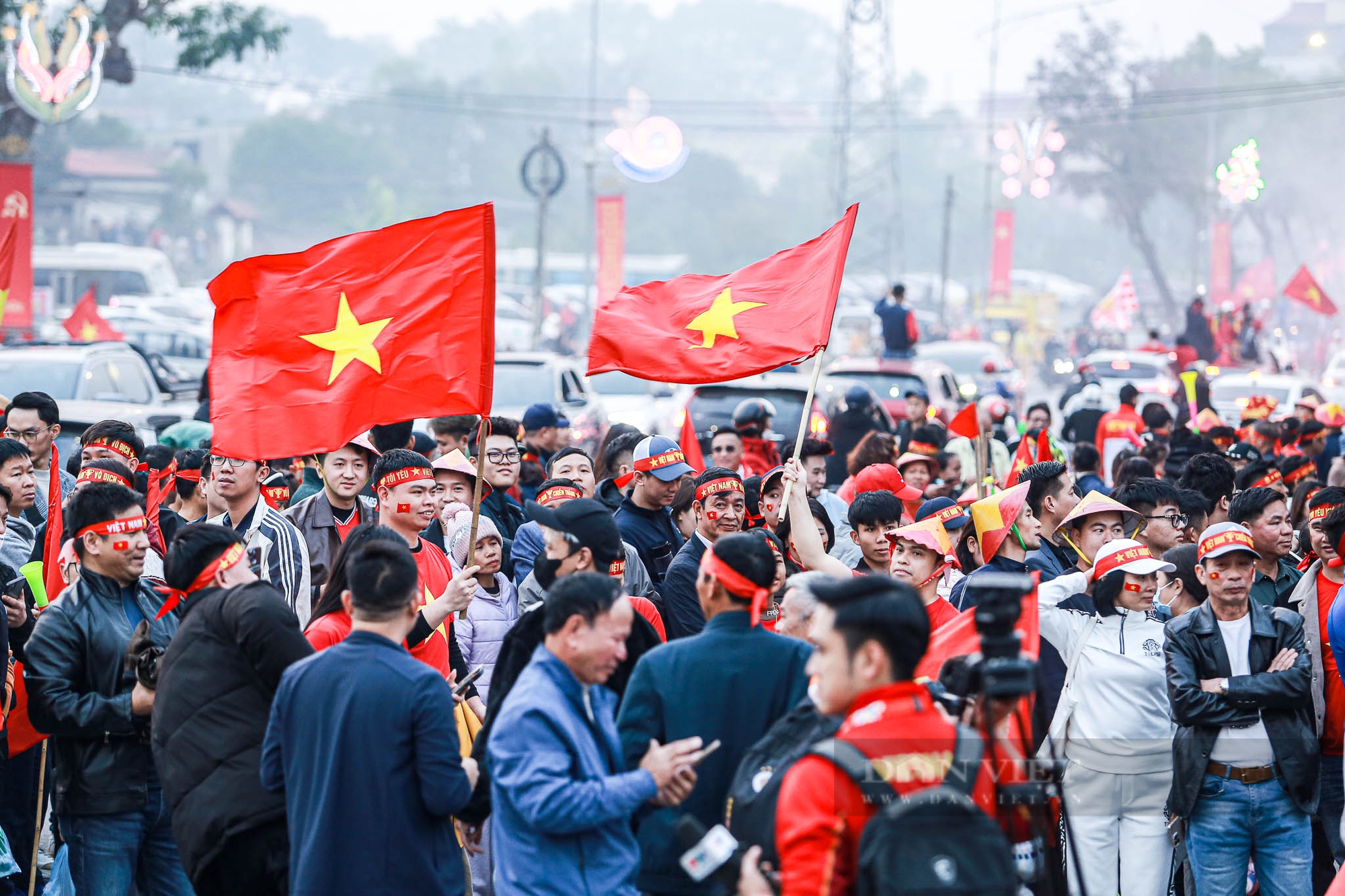 Cổ động viên đốt pháo sáng, diễu hành quanh sân vận động Việt Trì cổ vũ đội tuyển Việt Nam- Ảnh 2.