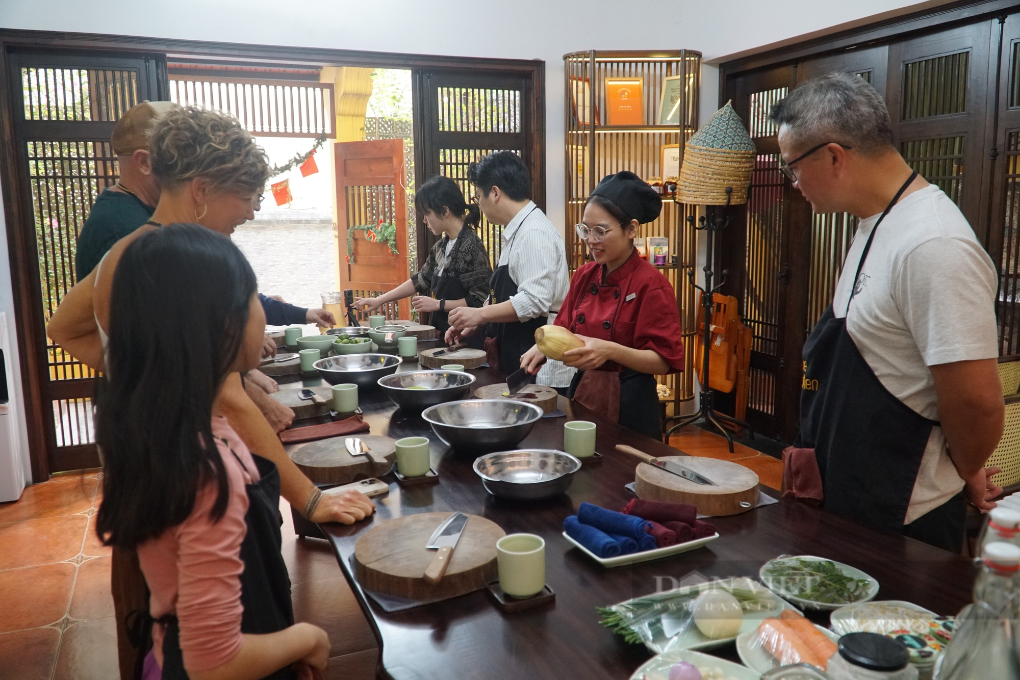 Du khách phấn khích chi tiền triệu học làm bún chả, nem rán... như người Hà Nội- Ảnh 4.