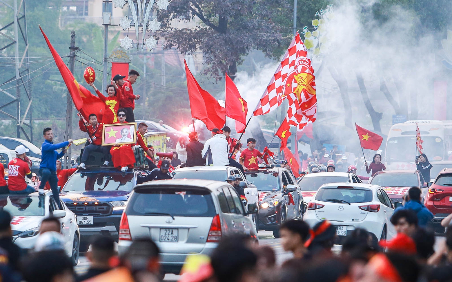 Thủ tướng Phạm Minh Chính ôm Nguyễn Xuân Son và các cầu thủ Việt Nam sau chiến thắng trước Singapore - Ảnh 15.