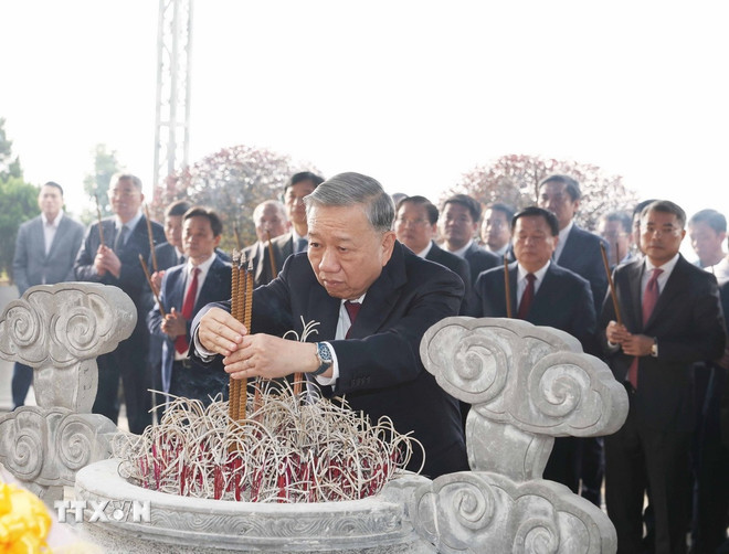 Tổng Bí thư Tô Lâm dâng hương tưởng niệm Tổng Bí thư Hà Huy Tập, Trần Phú- Ảnh 4.