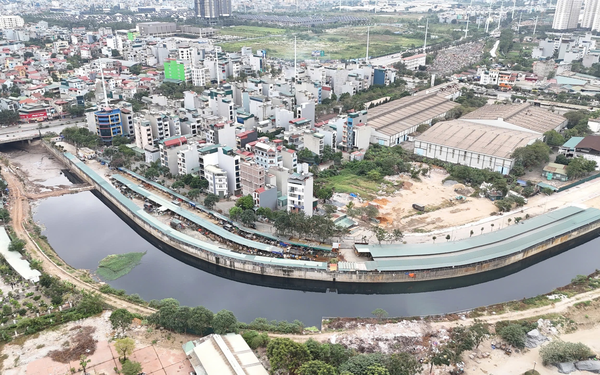 Chợ trái phép 10 năm không ai biết: Hà Nội tiếp tục yêu cầu xử lý dứt điểm - Ảnh 1.