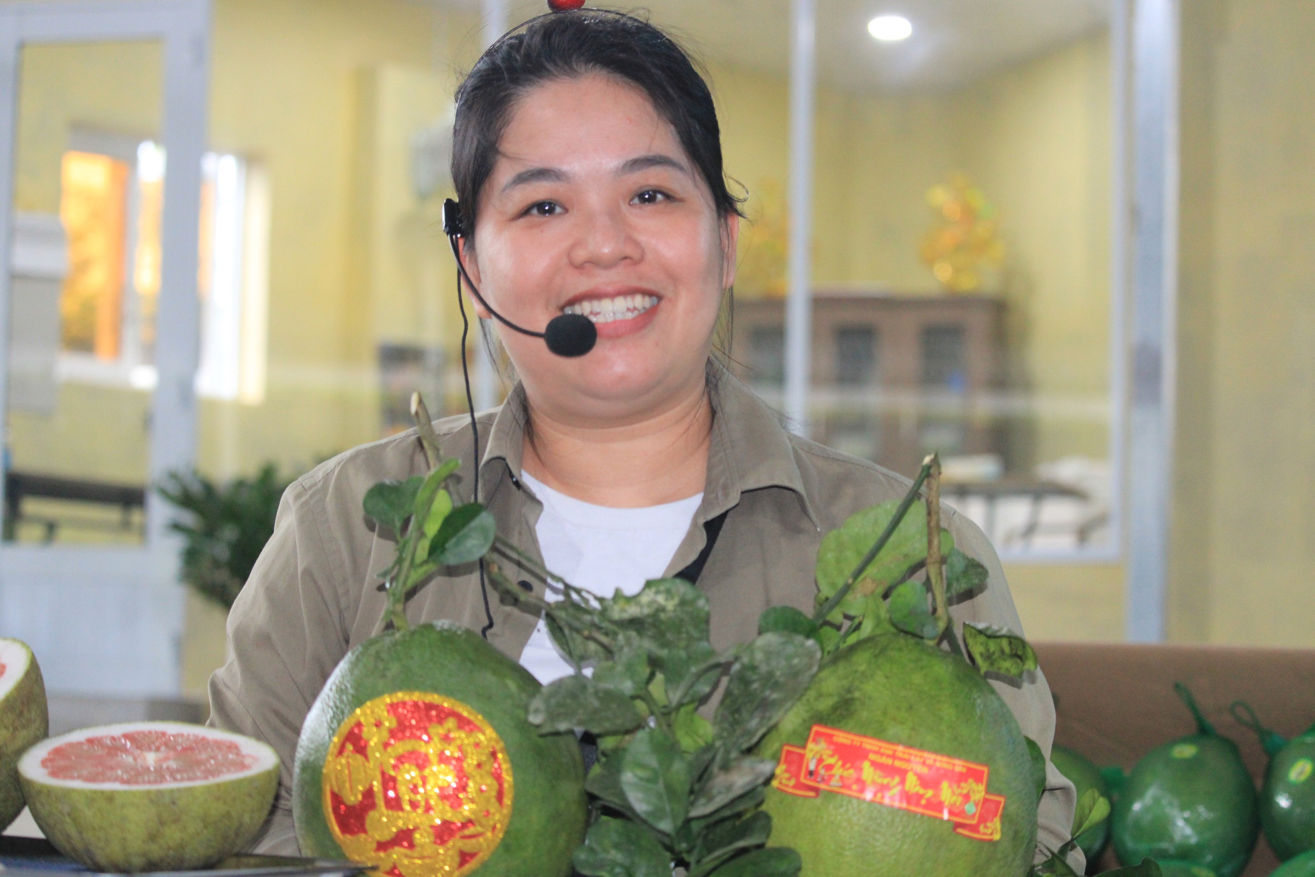 Hàng trăm quả bưởi tết ở Khánh Vĩnh được "trang điểm" mát mắt cung cấp cho khách hàng- Ảnh 1.