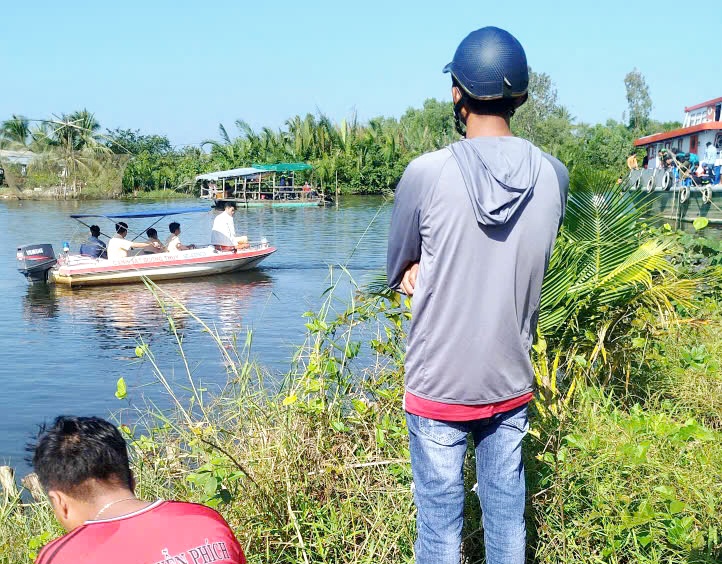 Sà lan va chạm ghe tam bản, 1 người chết- Ảnh 1.