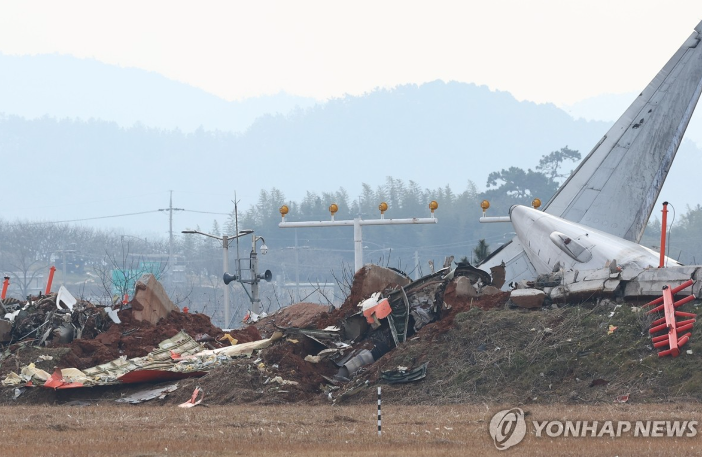 Thảm họa máy bay Jeju Air: Vì sao thương vong lớn hơn các vụ tai nạn hàng không khác? - Ảnh 1.