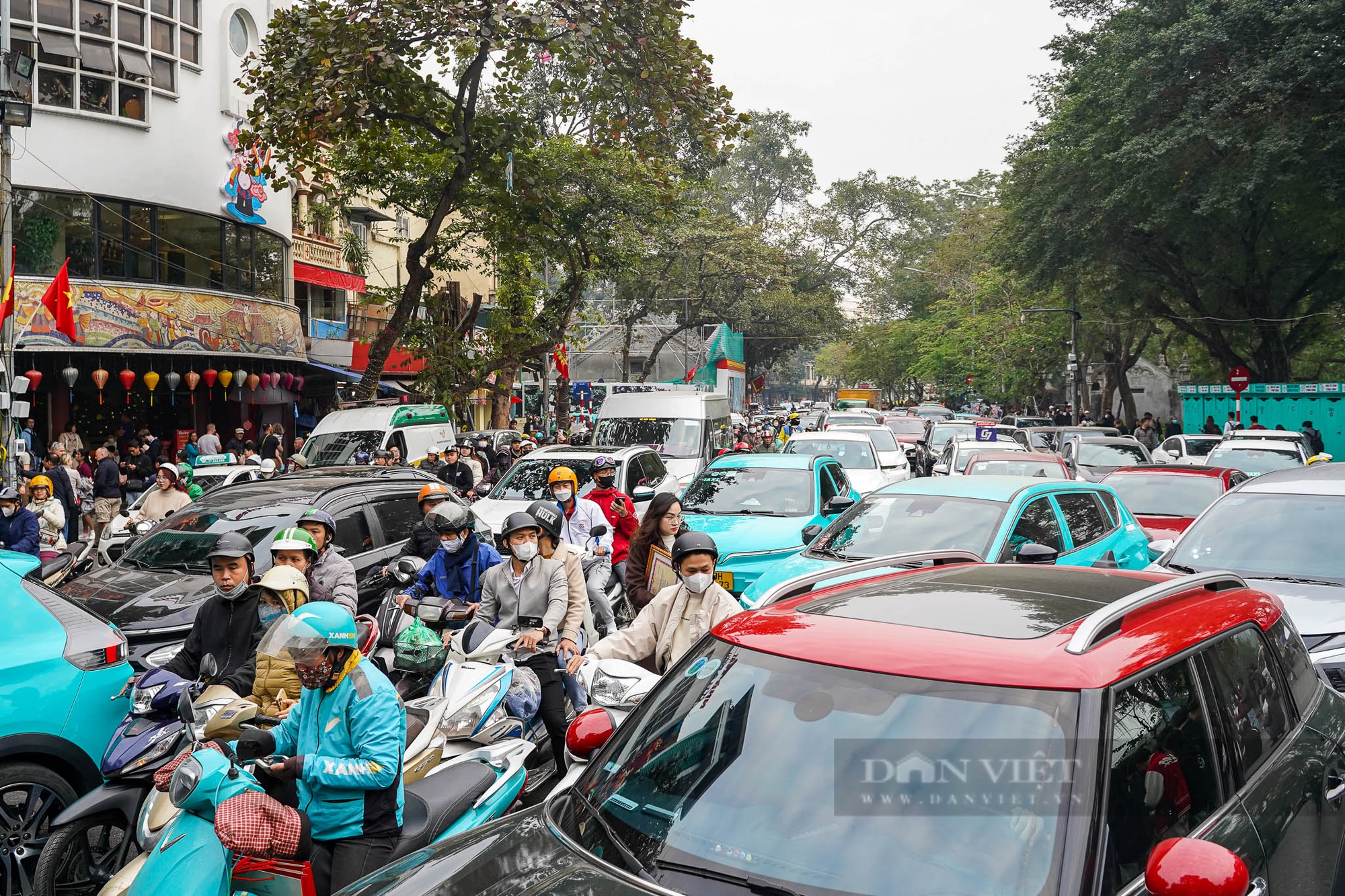 Giới trẻ ngồi la liệt, chờ hàng giờ đồng hồ giữ chỗ đẹp xem đếm ngược chào năm mới 2025- Ảnh 9.