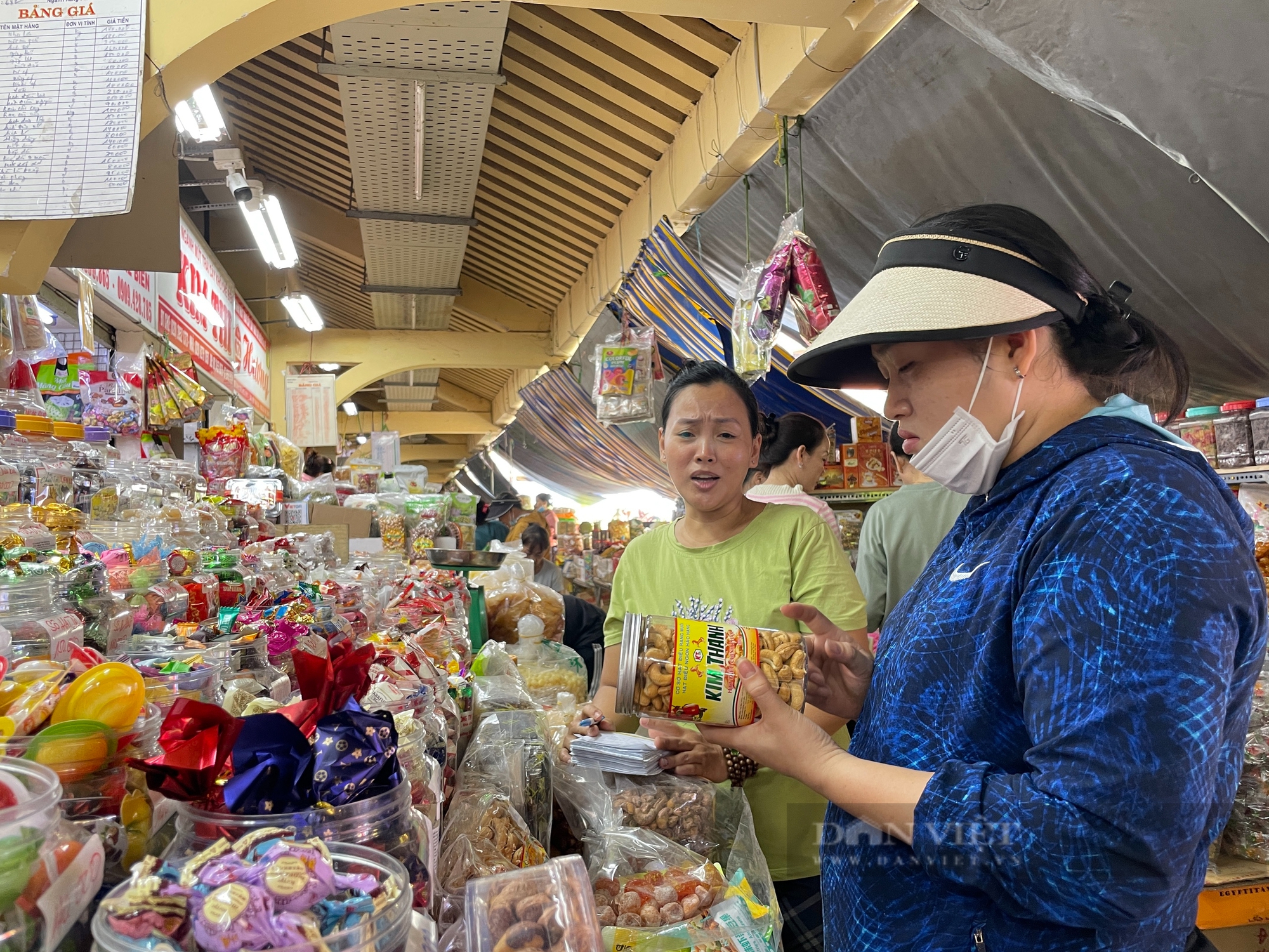 Chợ, siêu thị kiểm soát chất lượng hàng hóa cuối năm, Tết đến ra sao? - Ảnh 1.