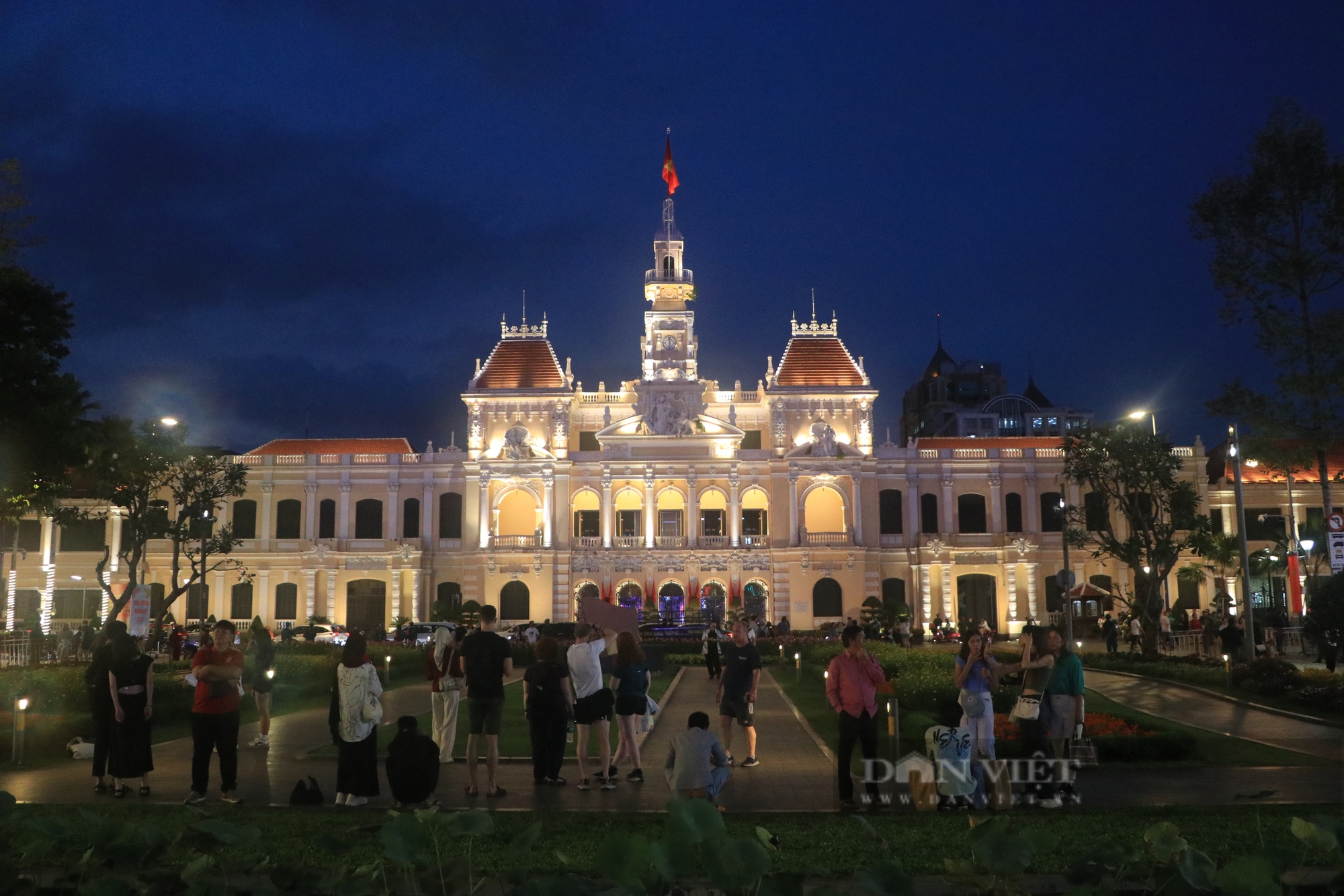 Người trẻ ngồi bệt ngoài đường, ăn vội bữa tối chờ đón countdown - Ảnh 7.