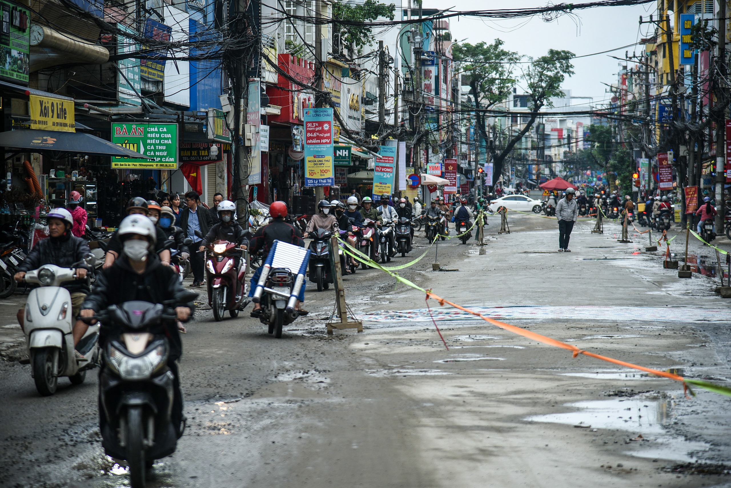 Người dân chật vật đi qua con đường gây ám ảnh nhất Đà Nẵng- Ảnh 10.