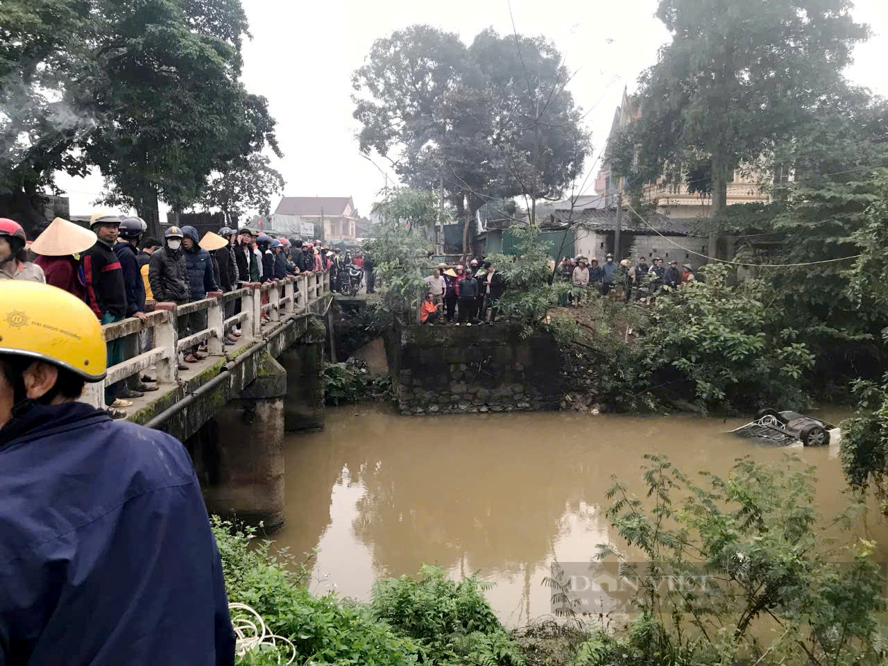 Ô tô tông gãy mốc, biển báo rồi lao xuống sông, ít nhất 2 người tử vong trong xe- Ảnh 1.