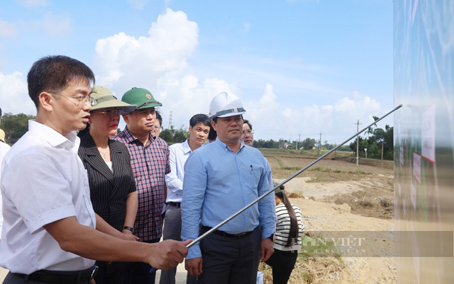 Cùng Bí thư Tỉnh uỷ Quảng Ngãi thị sát bờ sông bị nước lũ băm phá, TX.Đức Phổ kiến nghị gì?- Ảnh 4.