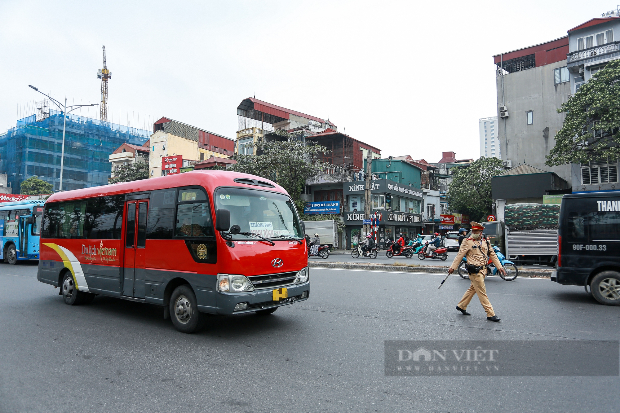 Ra quân dịp gần Tết Dương lịch 2025, CSGT Hà Nội xử phạt nhiều xe bắt khách dọc đường- Ảnh 4.