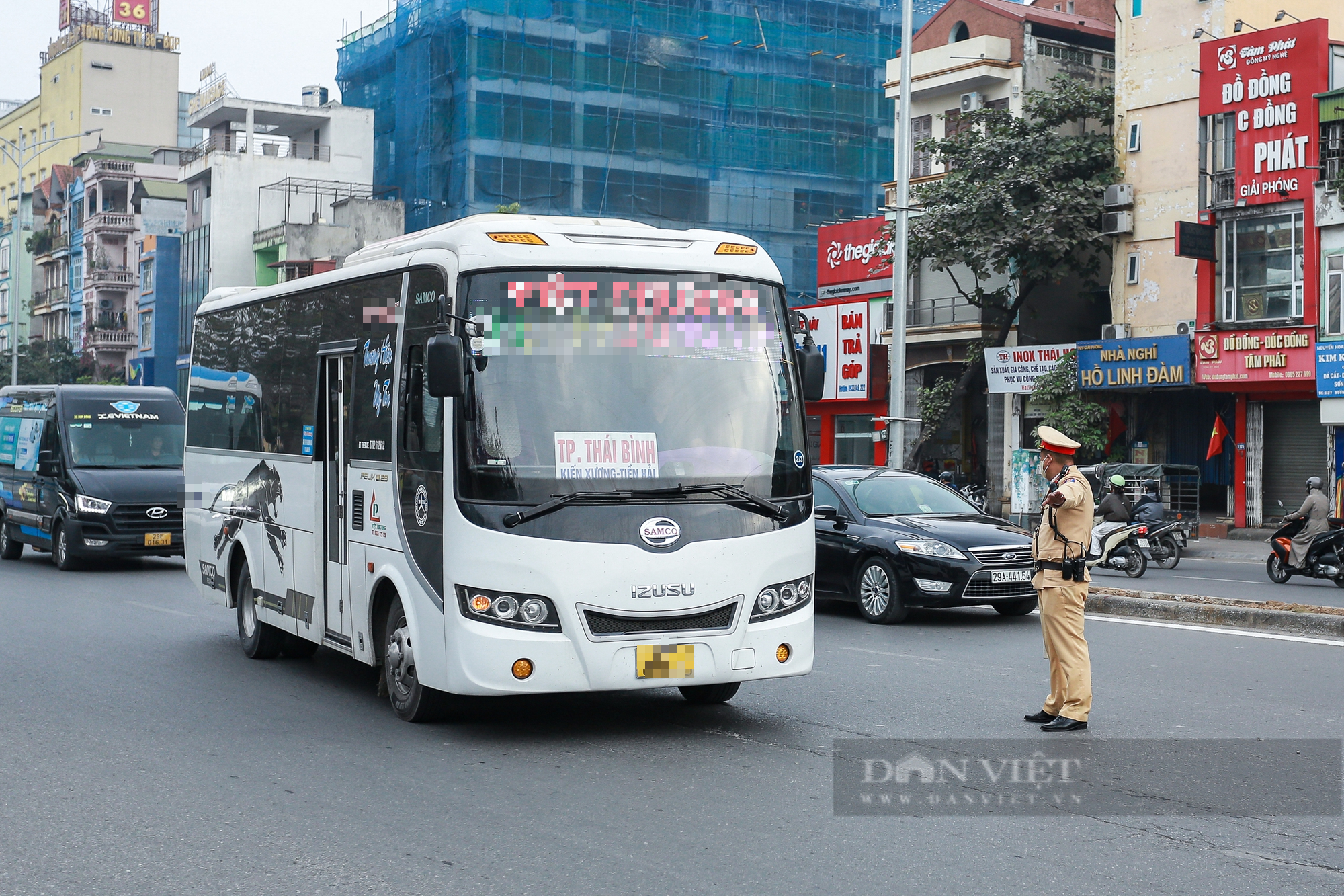 Ra quân dịp gần Tết Dương lịch 2025, CSGT Hà Nội xử phạt nhiều xe bắt khách dọc đường- Ảnh 7.