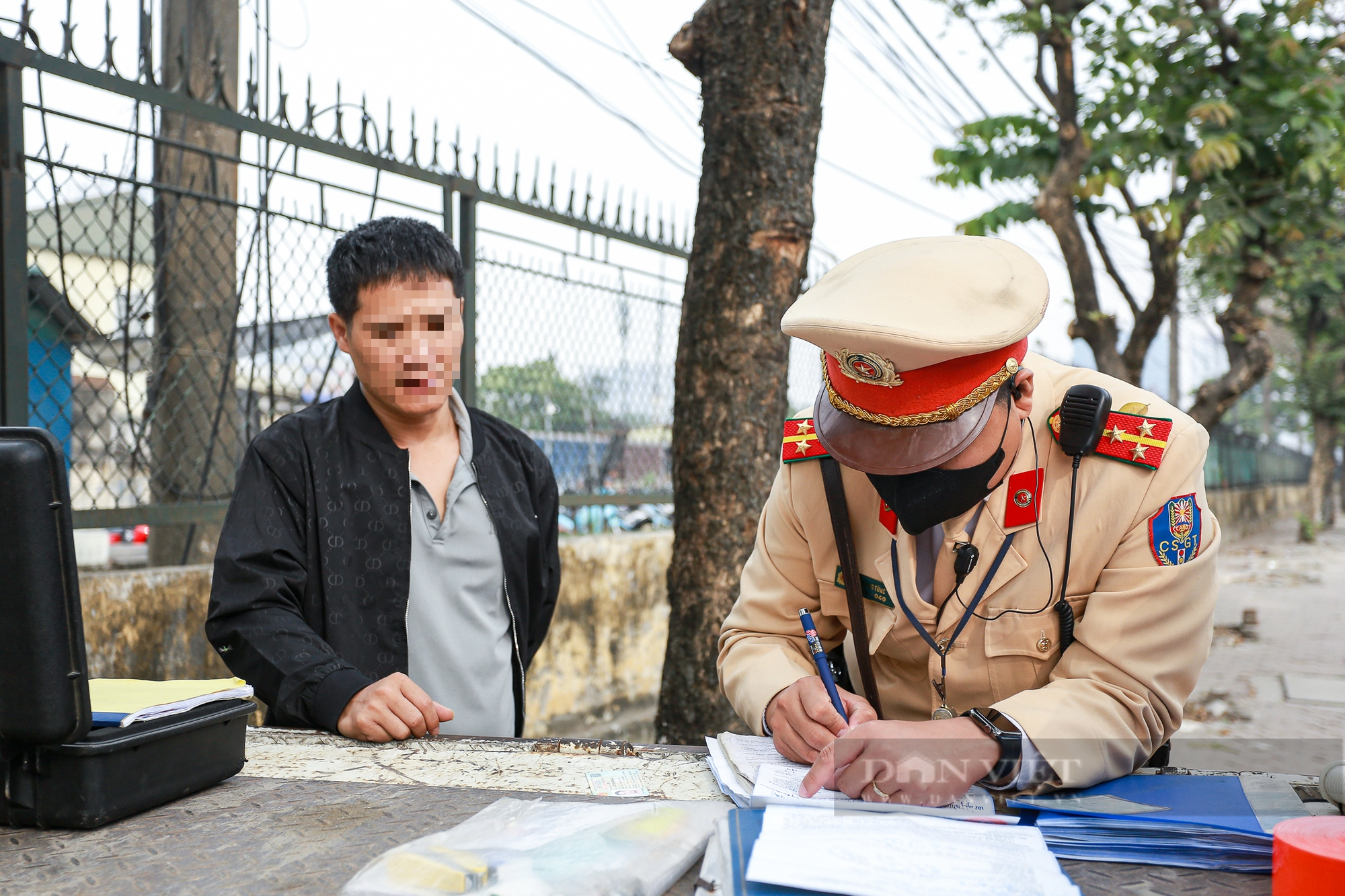 Ra quân dịp gần Tết Dương lịch 2025, CSGT Hà Nội xử phạt nhiều xe bắt khách dọc đường- Ảnh 6.