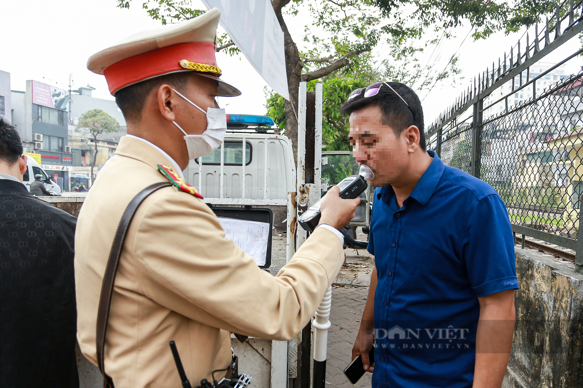 Ra quân dịp gần Tết Dương lịch 2025, CSGT Hà Nội xử phạt nhiều xe bắt khách dọc đường- Ảnh 12.