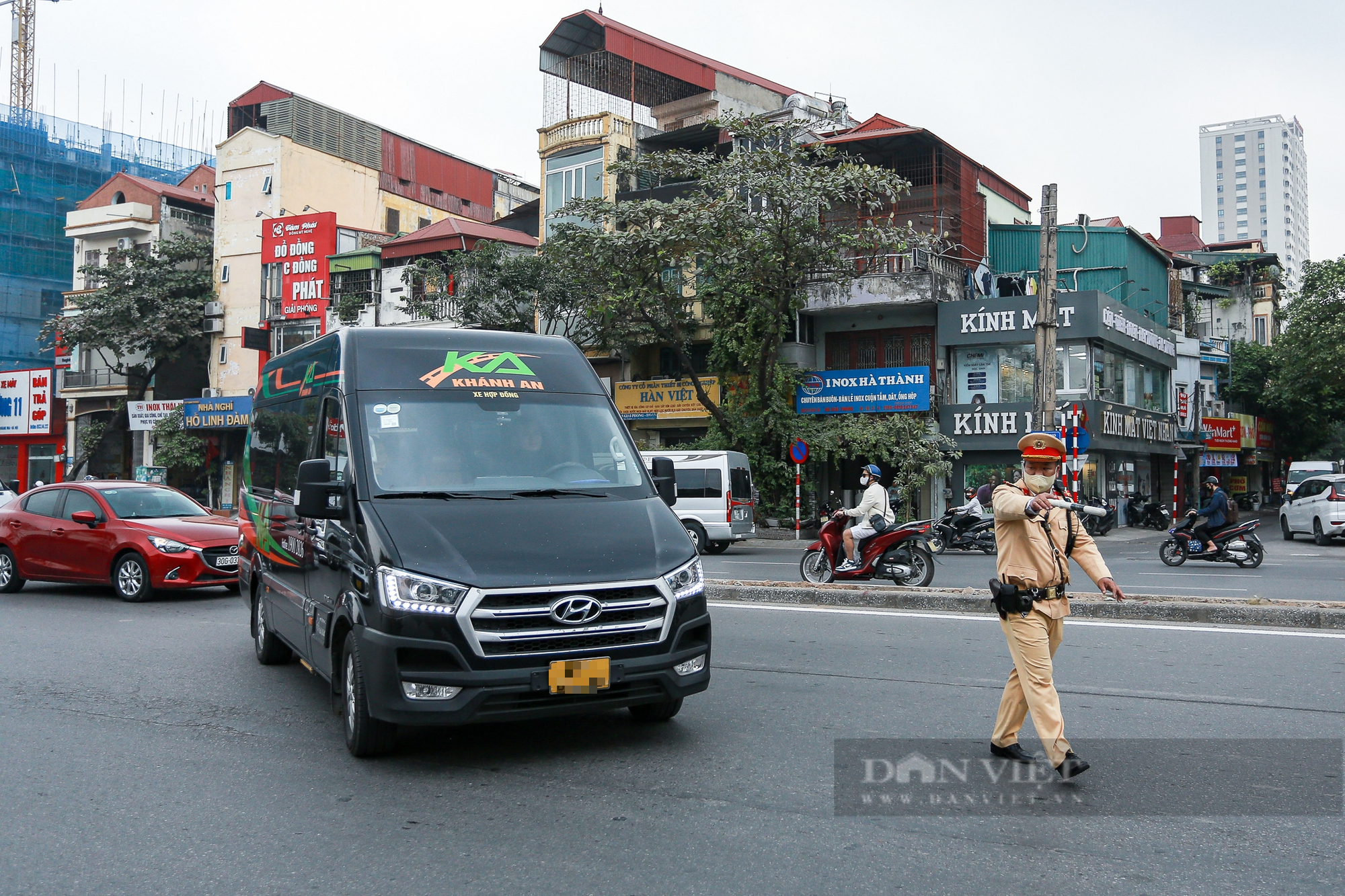 Ra quân dịp gần Tết Dương lịch 2025, CSGT Hà Nội xử phạt nhiều xe bắt khách dọc đường- Ảnh 2.