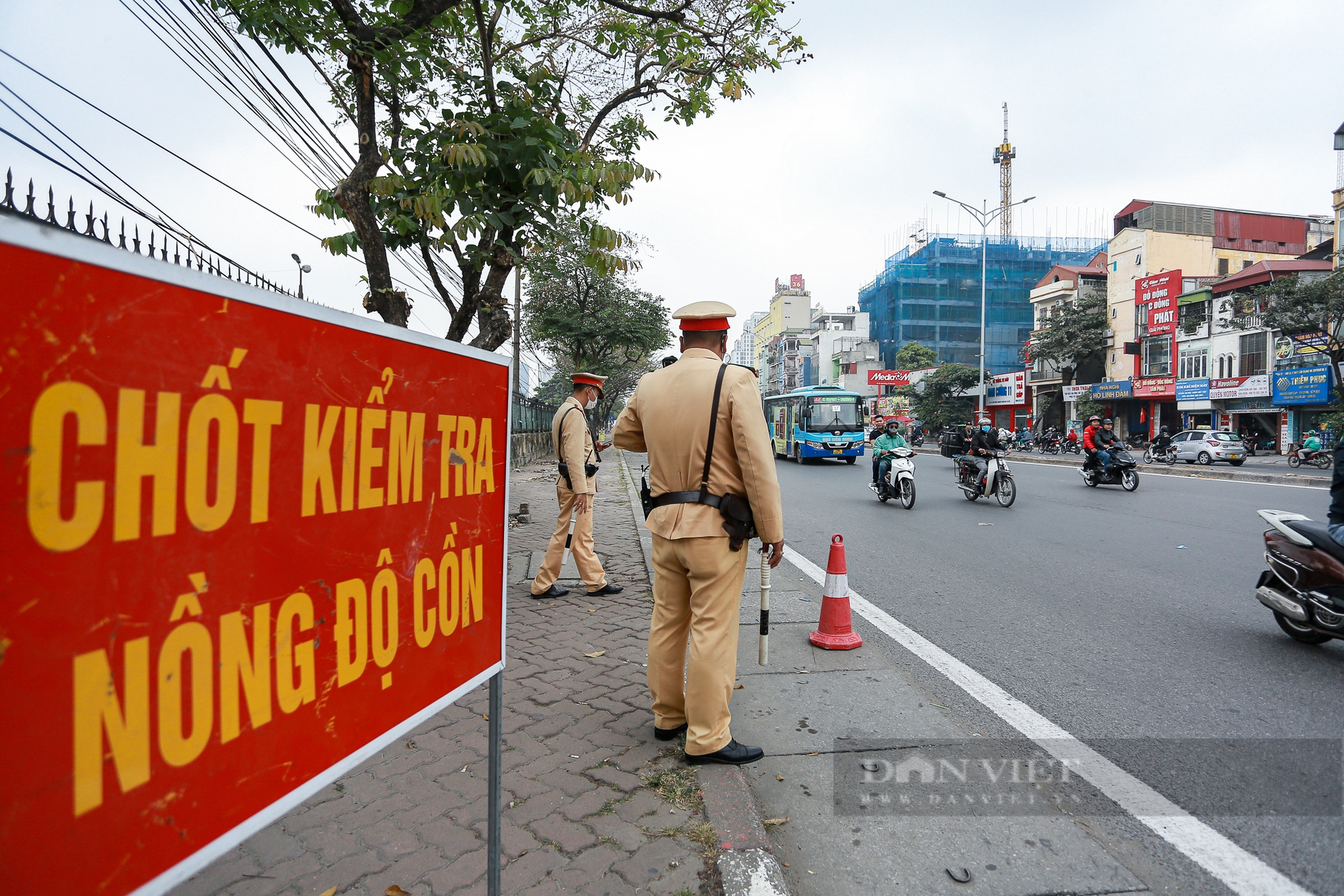 Ra quân dịp gần Tết Dương lịch 2025, CSGT Hà Nội xử phạt nhiều xe bắt khách dọc đường- Ảnh 3.