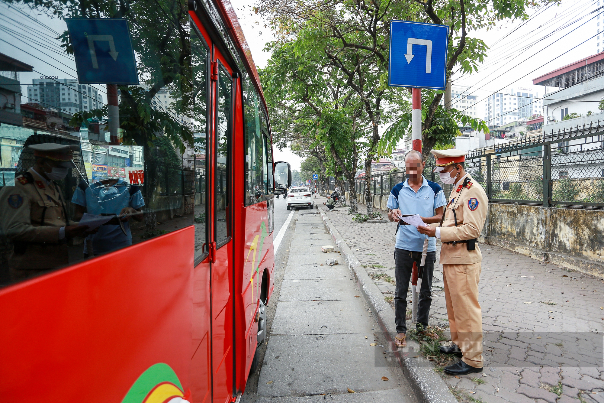 Ra quân dịp gần Tết Dương lịch 2025, CSGT Hà Nội xử phạt nhiều xe bắt khách dọc đường- Ảnh 9.