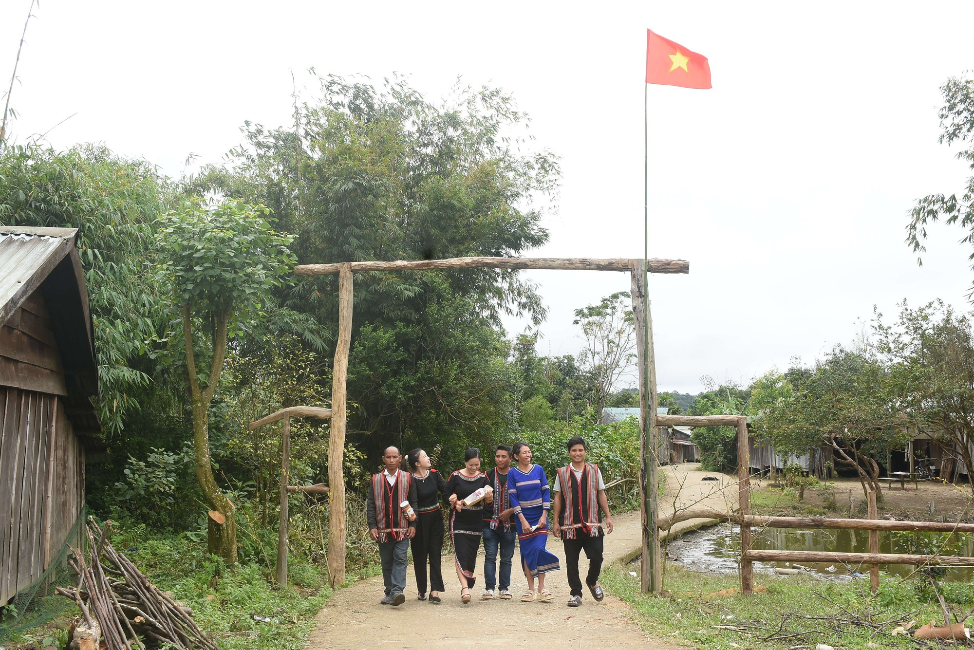 Cổng nhà nông thôn mới ở nơi này của Kon Tum, nhà nào cũng làm bằng gỗ lũa, cuốn hút đến kỳ lạ- Ảnh 1.