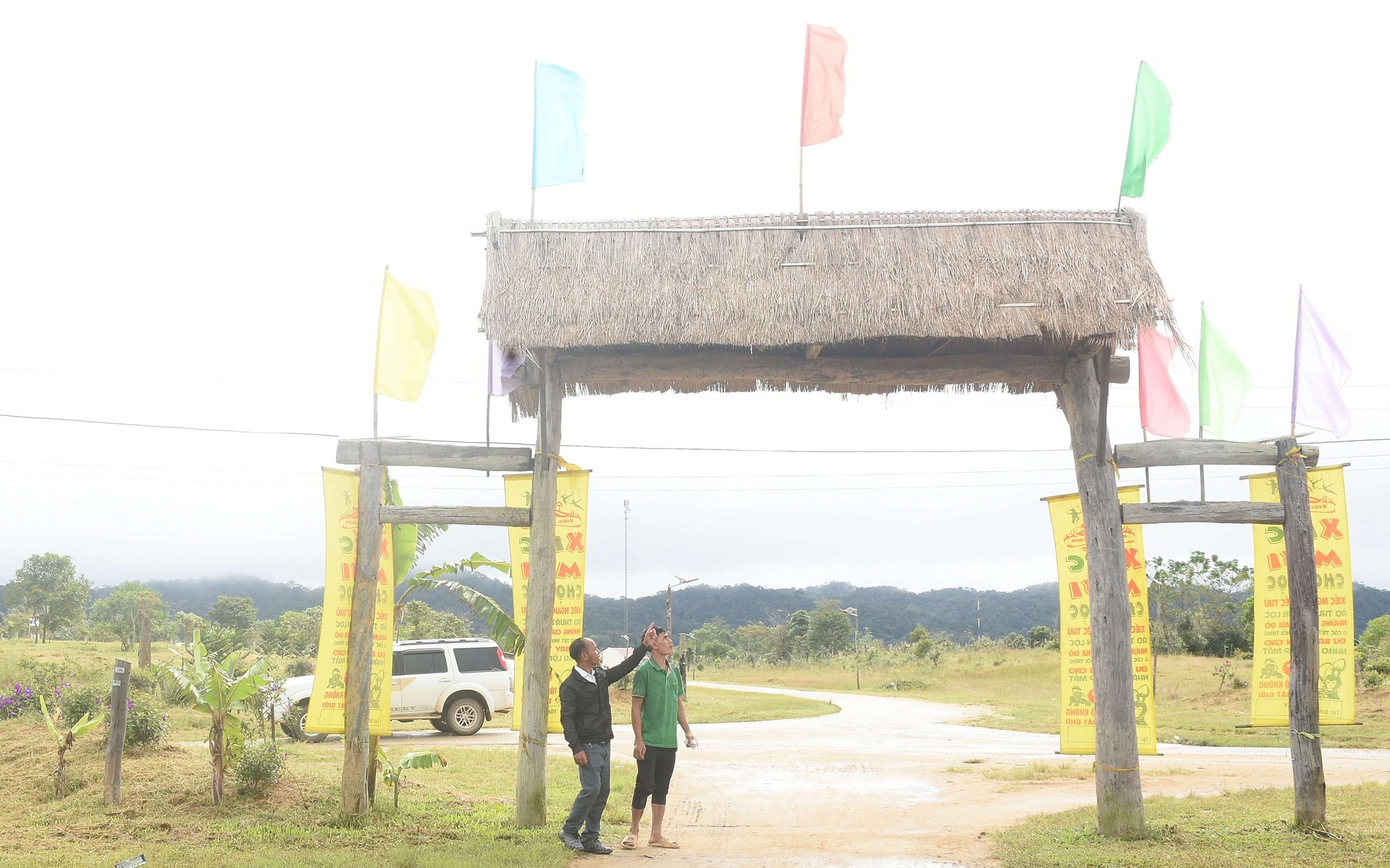 Vô một khu rừng ở Kiên Giang, thấy một con động vật hoang dã thò tay ra như bắt tay cán bộ - Ảnh 4.