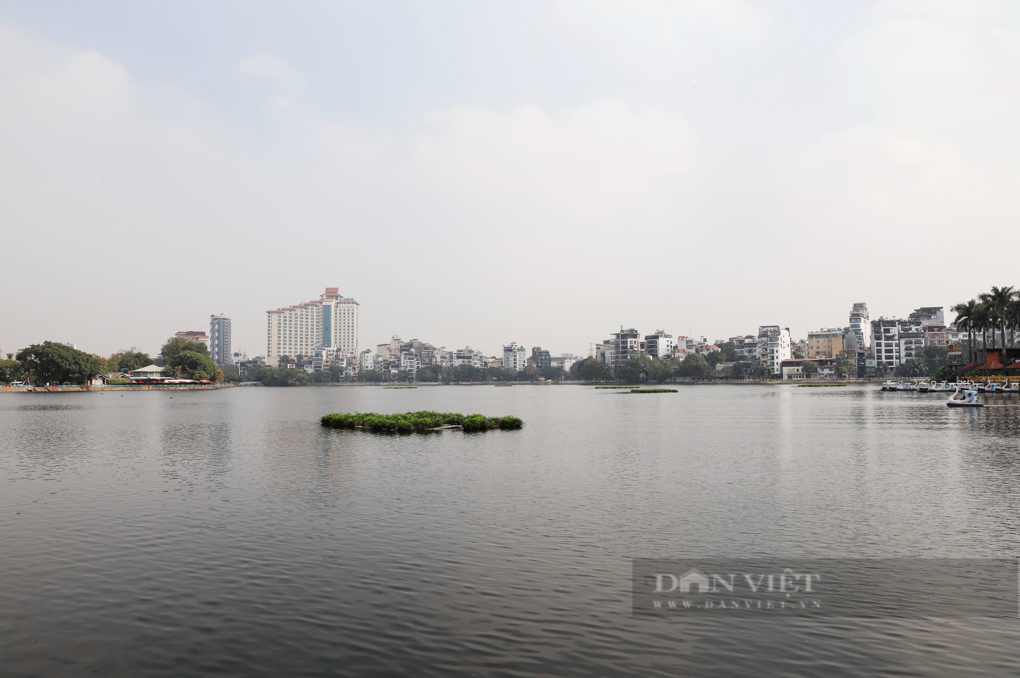 Hứng chịu hàng loạt ống xả thải, hồ nước có vị trí đẹp nhất nhì Hà Nội ô nhiễm nghiêm trọng - Ảnh 1.