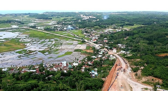 Kiểm tra hiện trường, lãnh đạo Quảng Ngãi yêu cầu tập trung gỡ vướng cho dự án 10.000 tỷ- Ảnh 6.