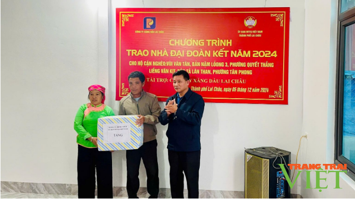 Lai Châu: Hai hộ cận nghèo được trao nhà đại đoàn kết năm 2024 - Ảnh 2.