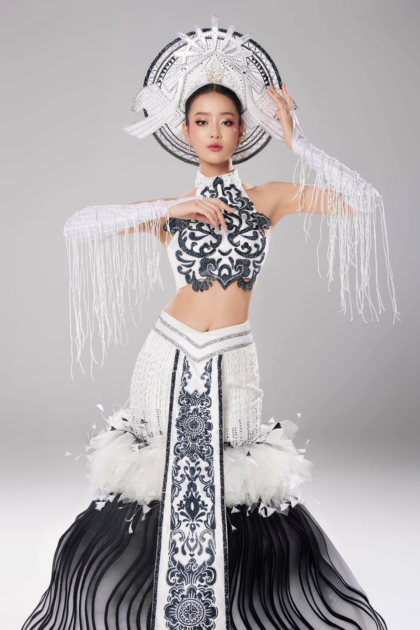 Á hậu Bùi Khánh Linh: "Tôi nổi da gà, gặp may mắn khi thi Trang phục dân tộc tại Miss Intercontinental 2024" - Ảnh 2.